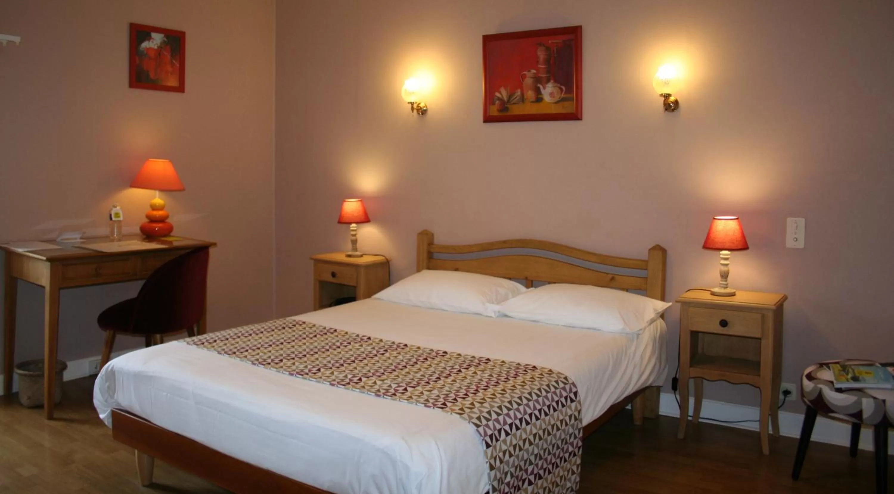 Bed in Logis Hôtel Le Cygne