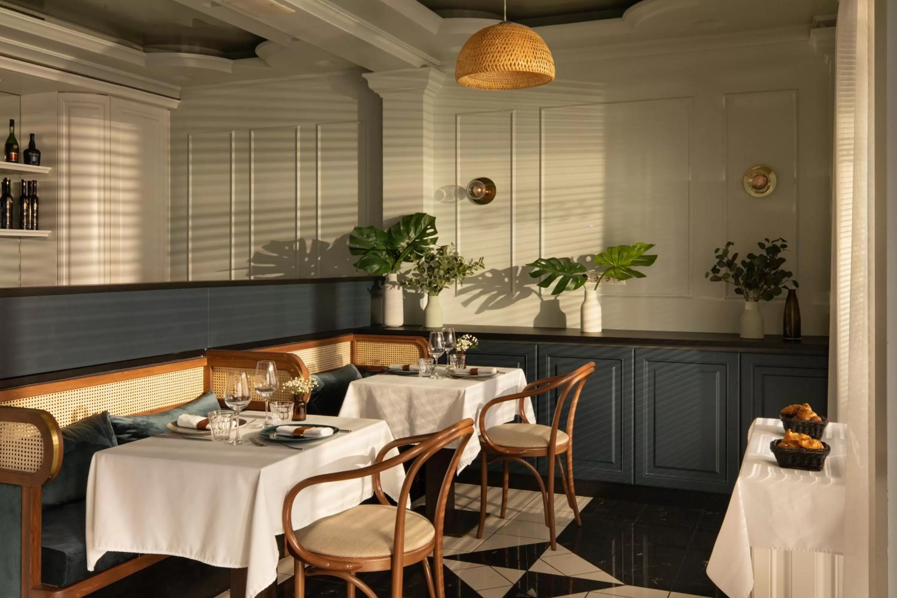 Restaurant/places to eat in Queen's Court Hotel & Residence