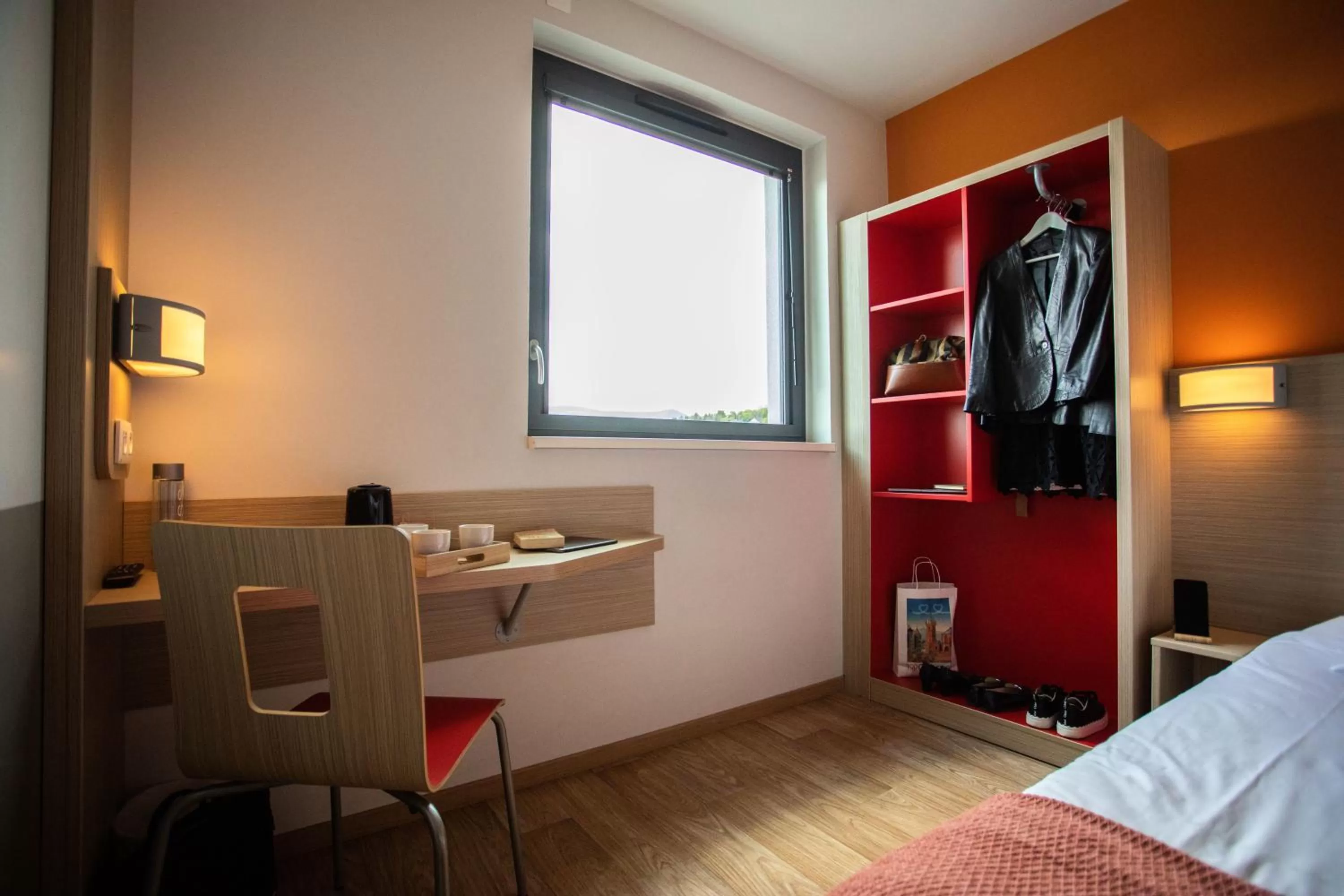 wardrobe, Bed in Oneloft Hotel