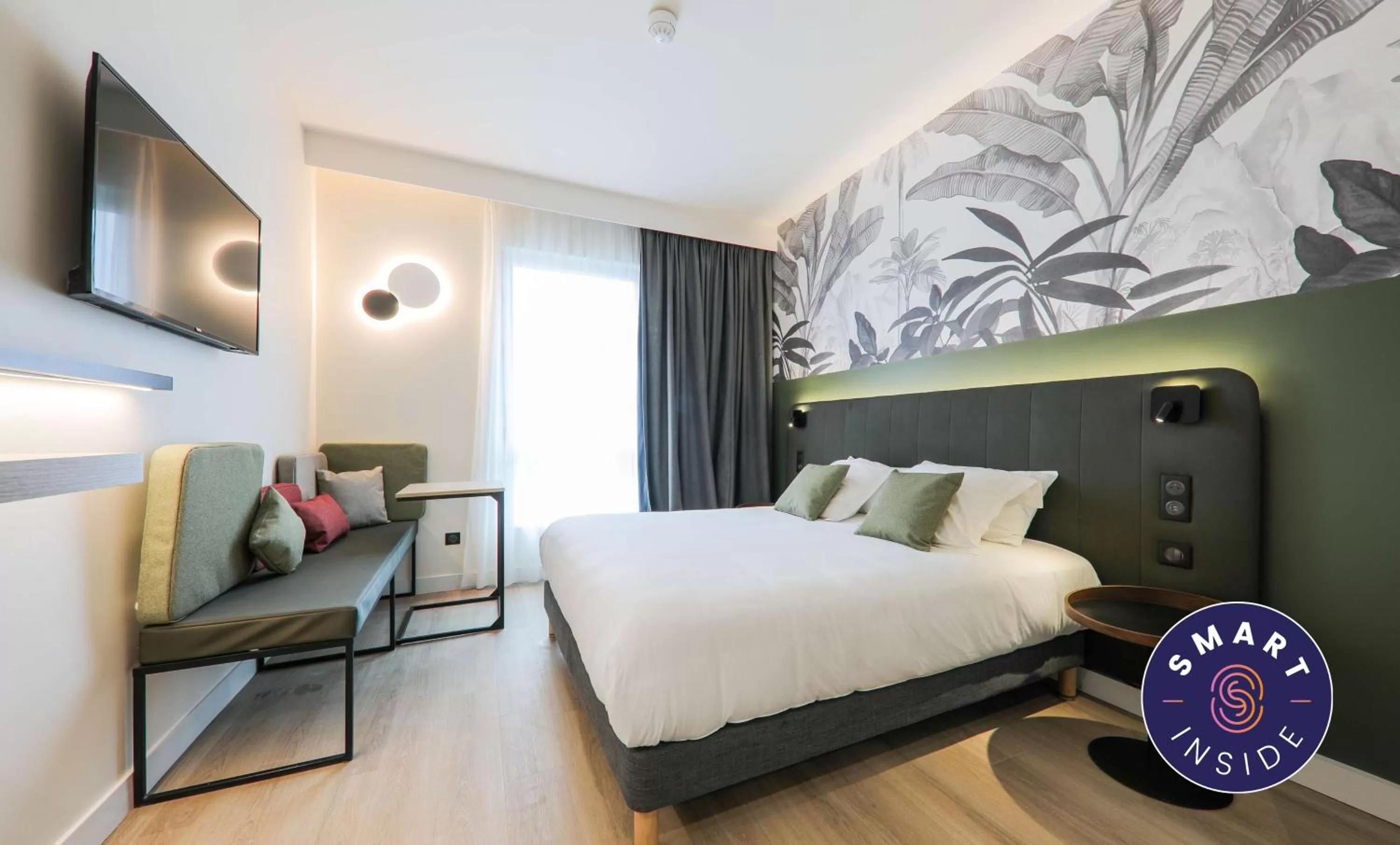 Photo of the whole room, Bed in Campanile Smart Lyon Est - Eurexpo Bron Aviation