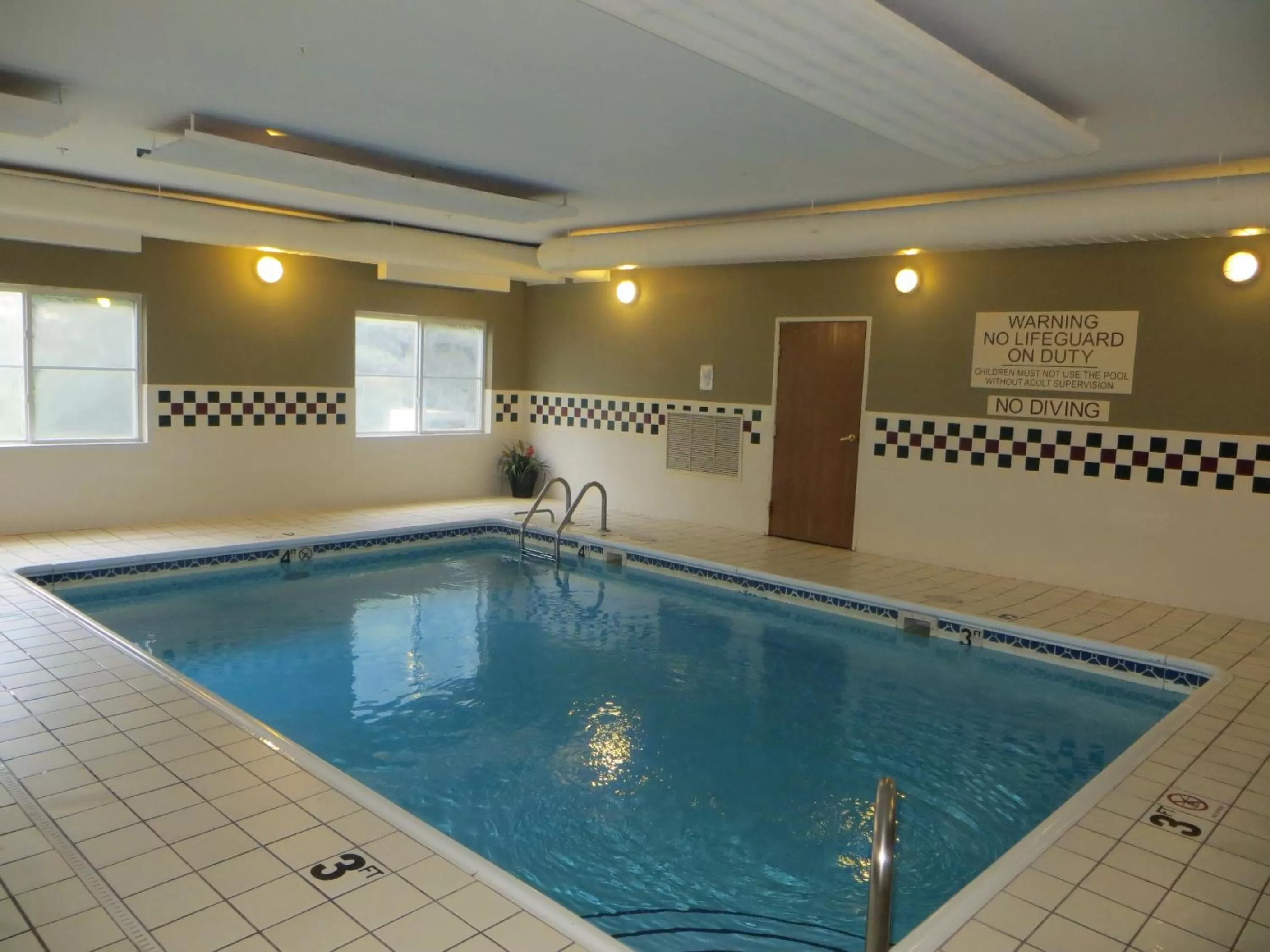Swimming pool in Country Inn & Suites by Radisson, Gurnee, IL