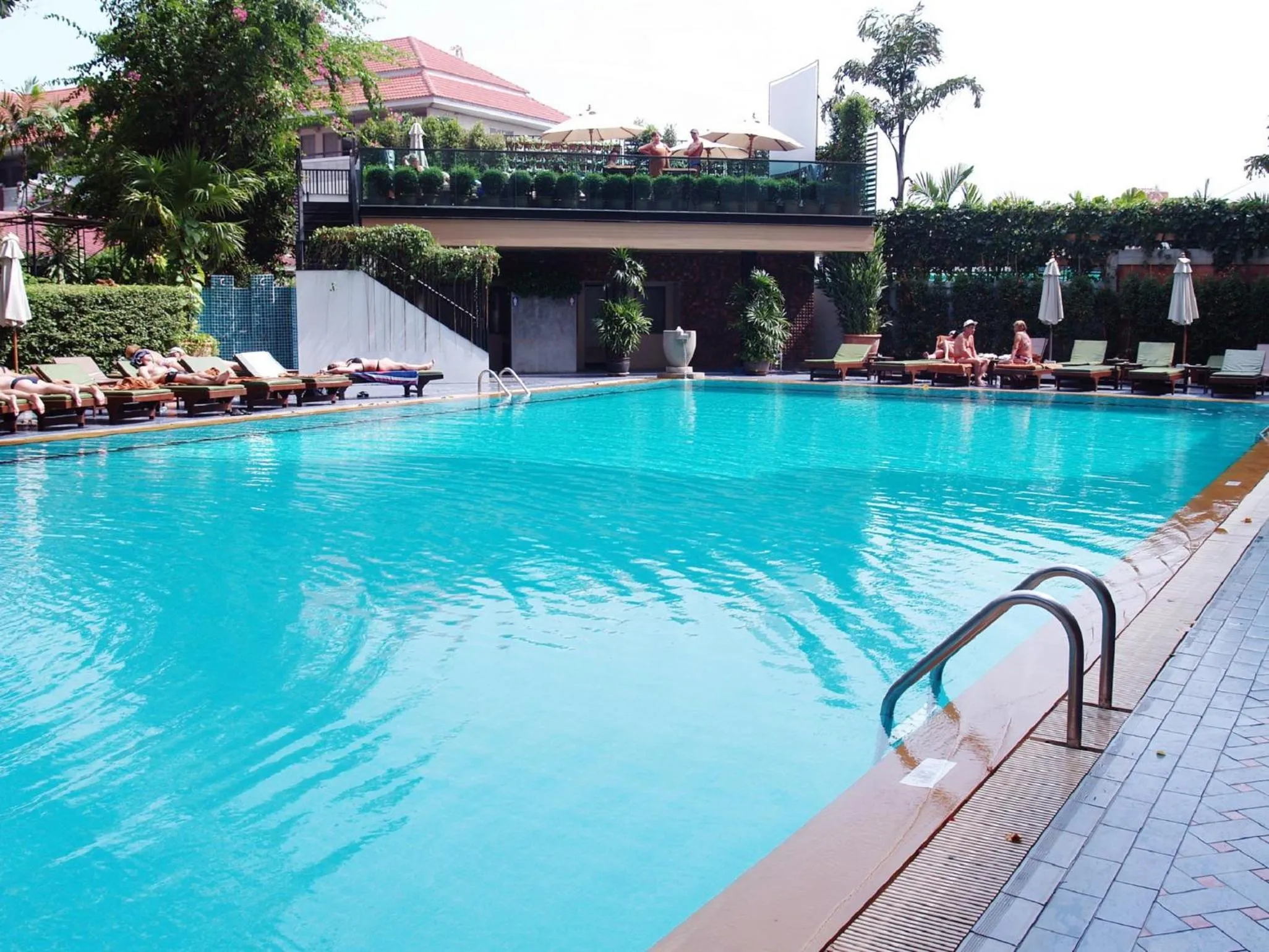 Swimming pool in Golden Beach Hotel Pattaya