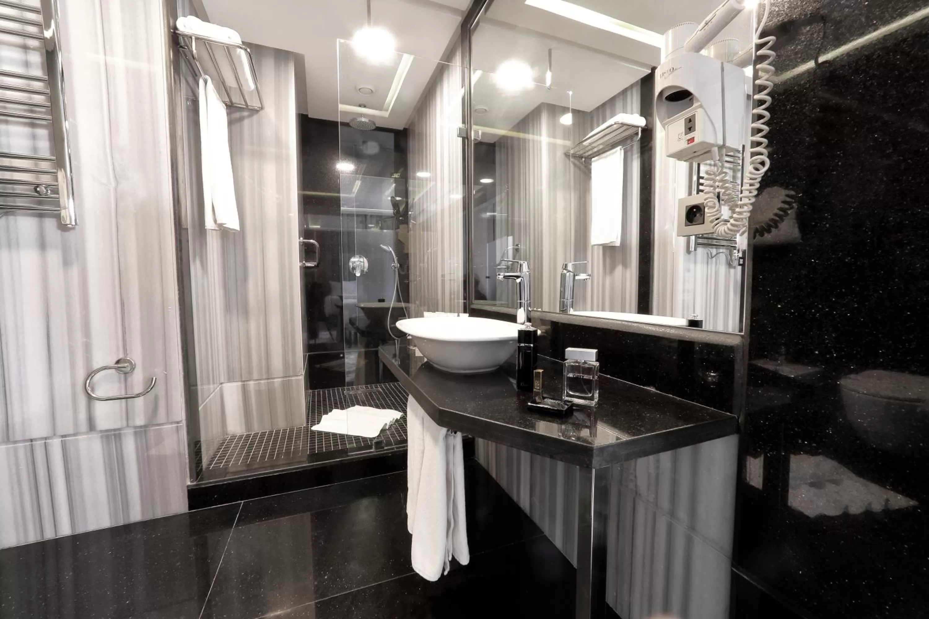 Shower in Le Palace d'Anfa