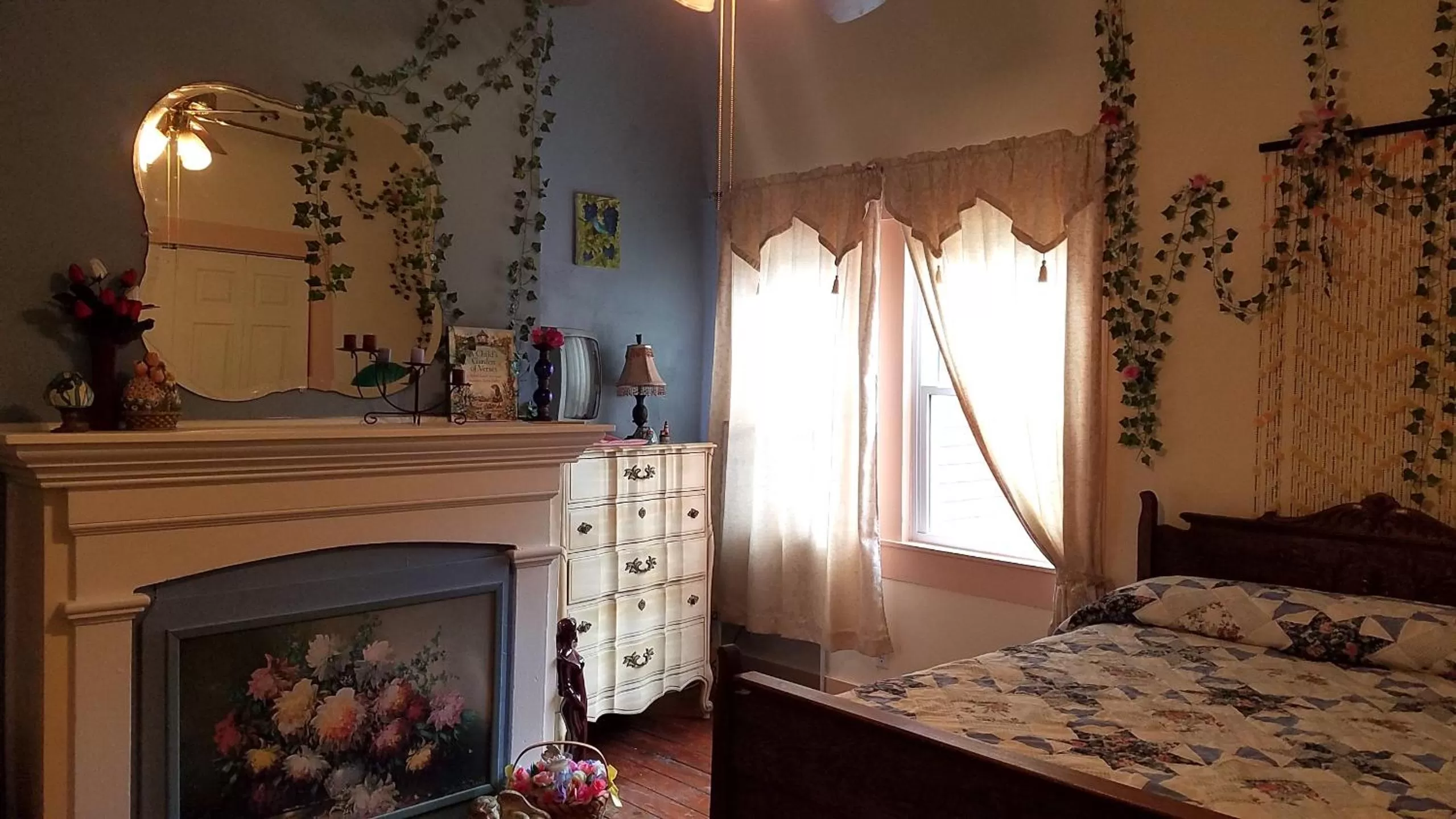 Photo of the whole room, Bed in 1890 Karcher Haus