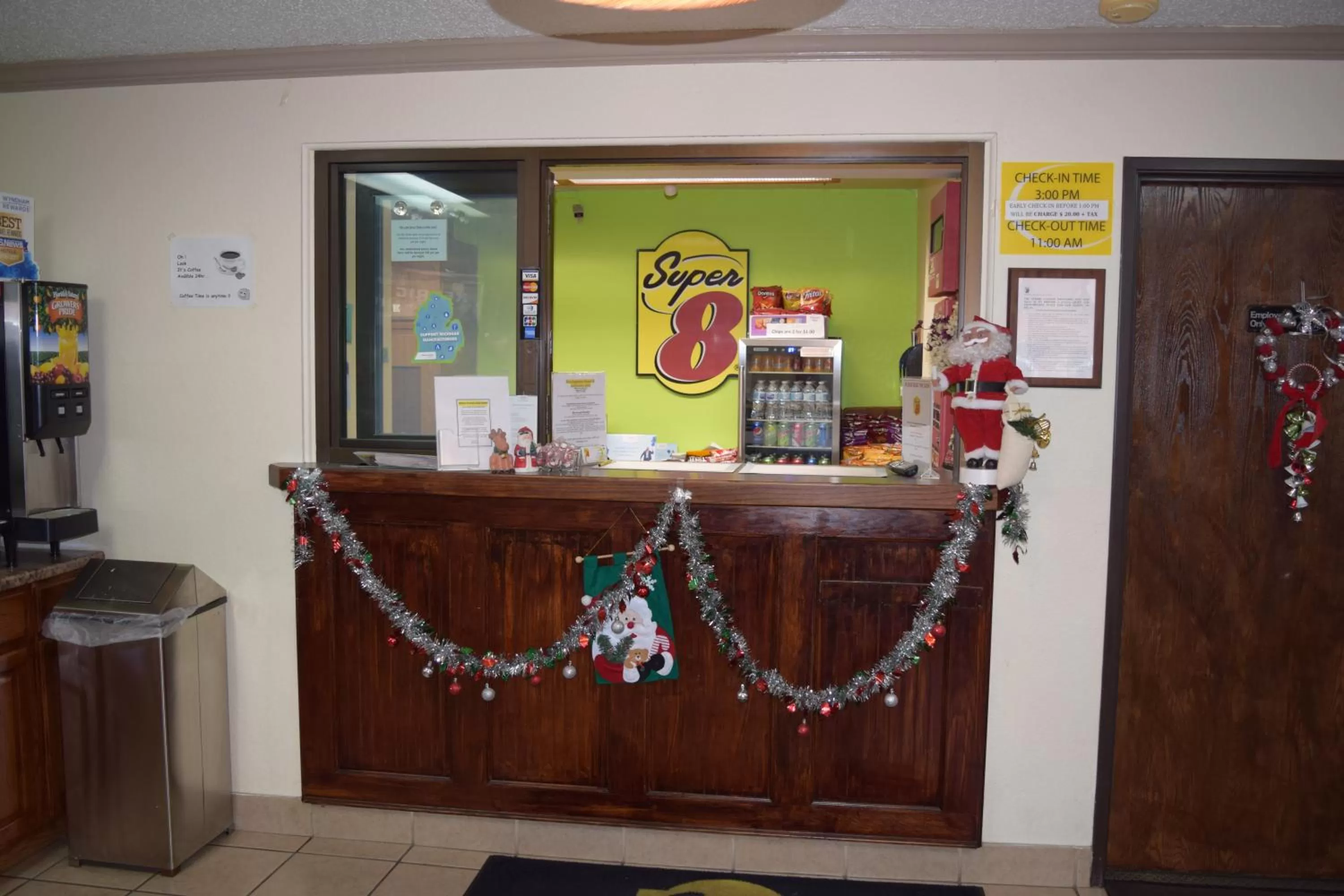 Lobby or reception in Super 8 by Wyndham Saginaw