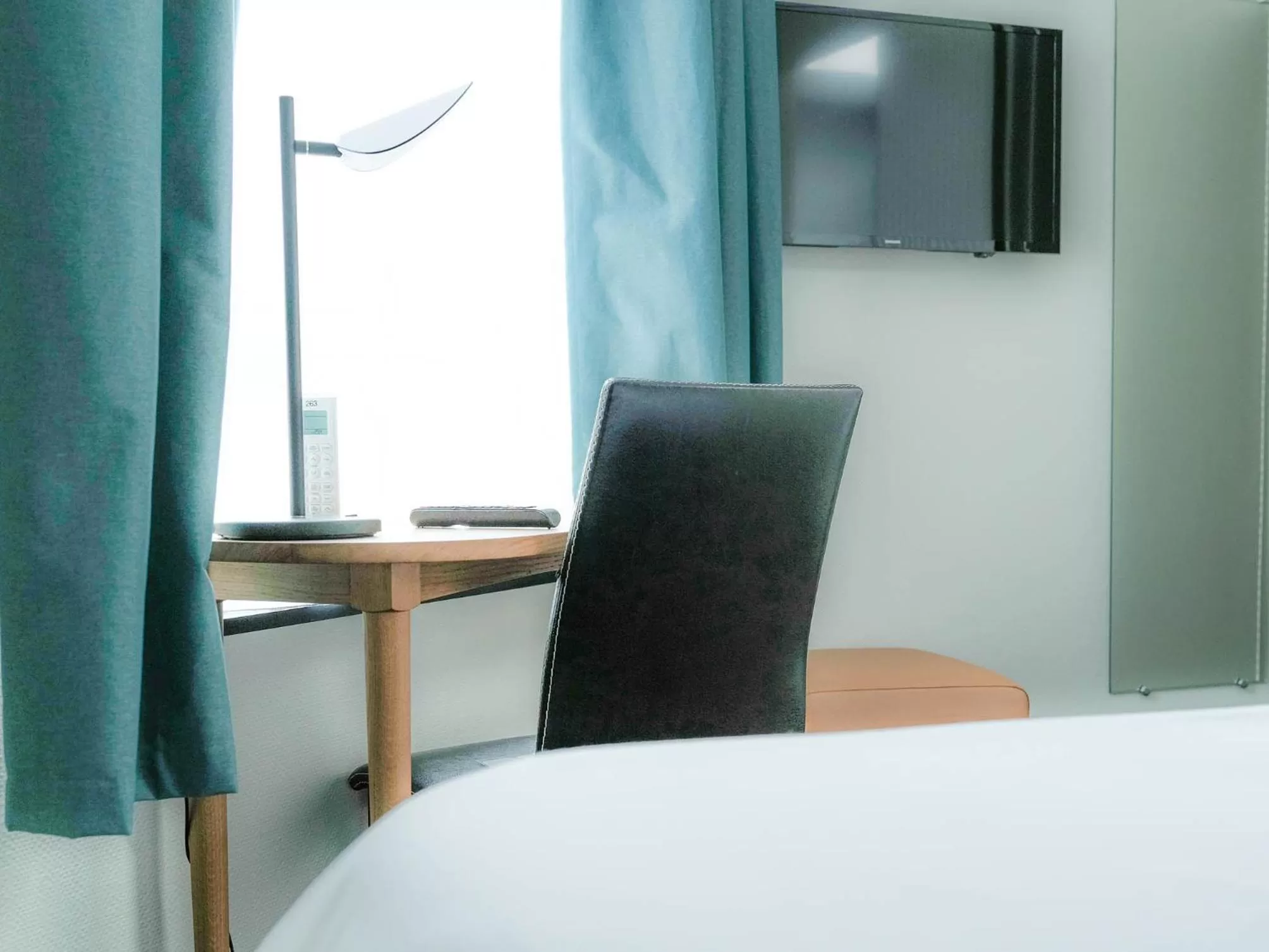 Photo of the whole room, Bed in Logis Hôtel de l'Europe