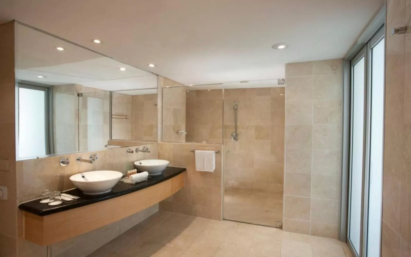 Bathroom in Holiday Inn Sydney Potts Point