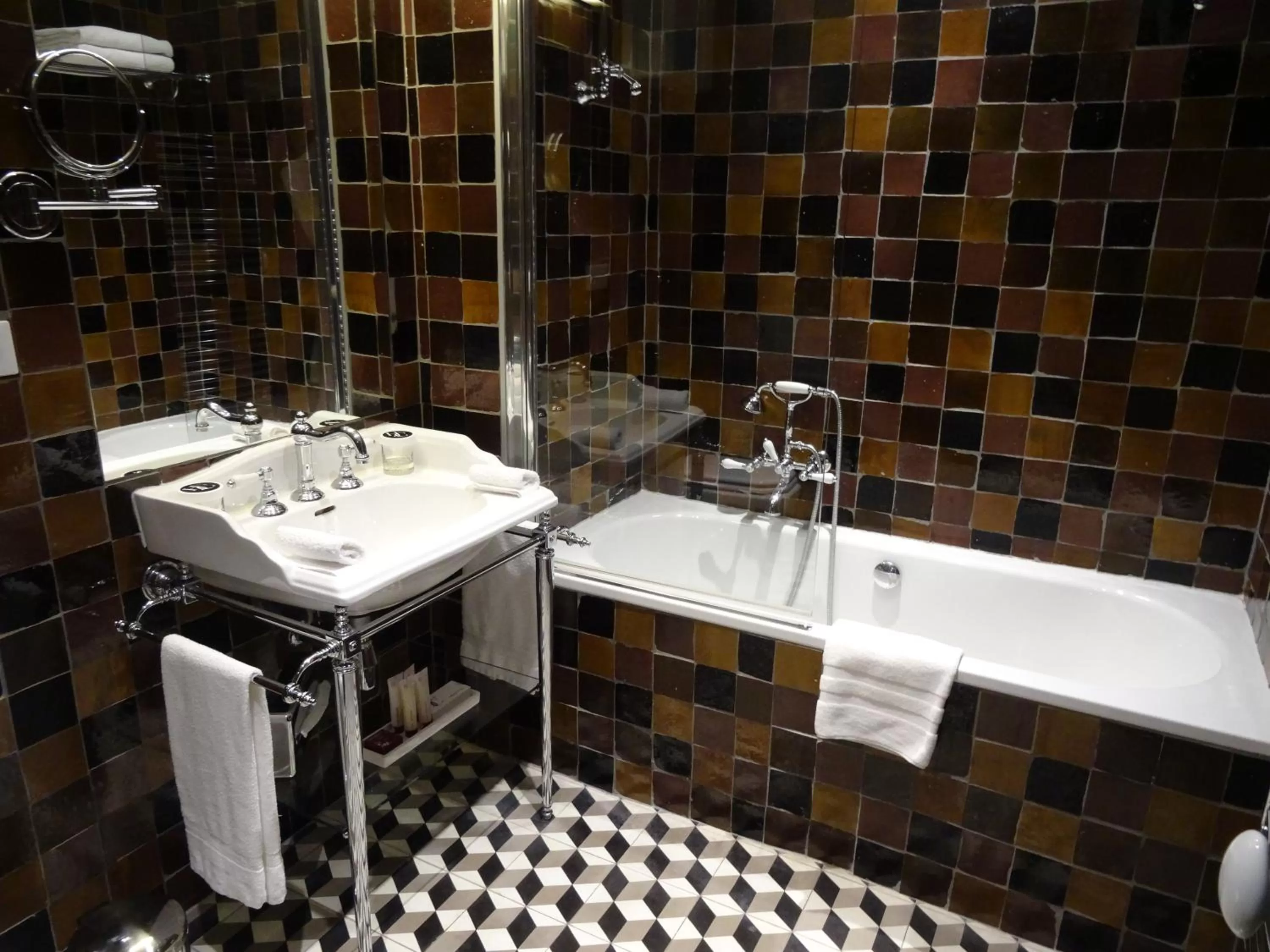 Bathroom in Hôtel & Spa Jules César Arles - MGallery Hotel Collection