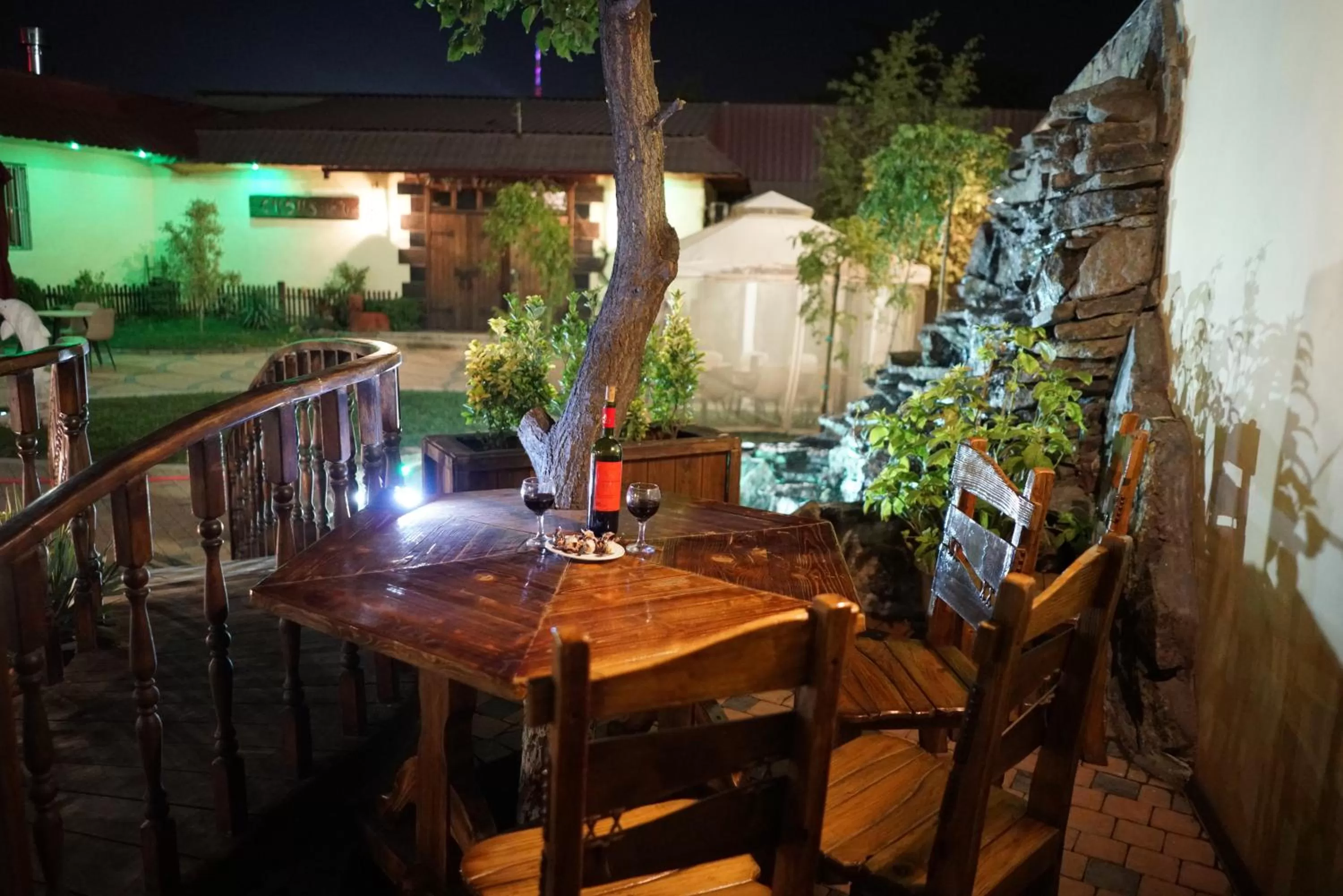 Restaurant/places to eat in Elkoaparthotel