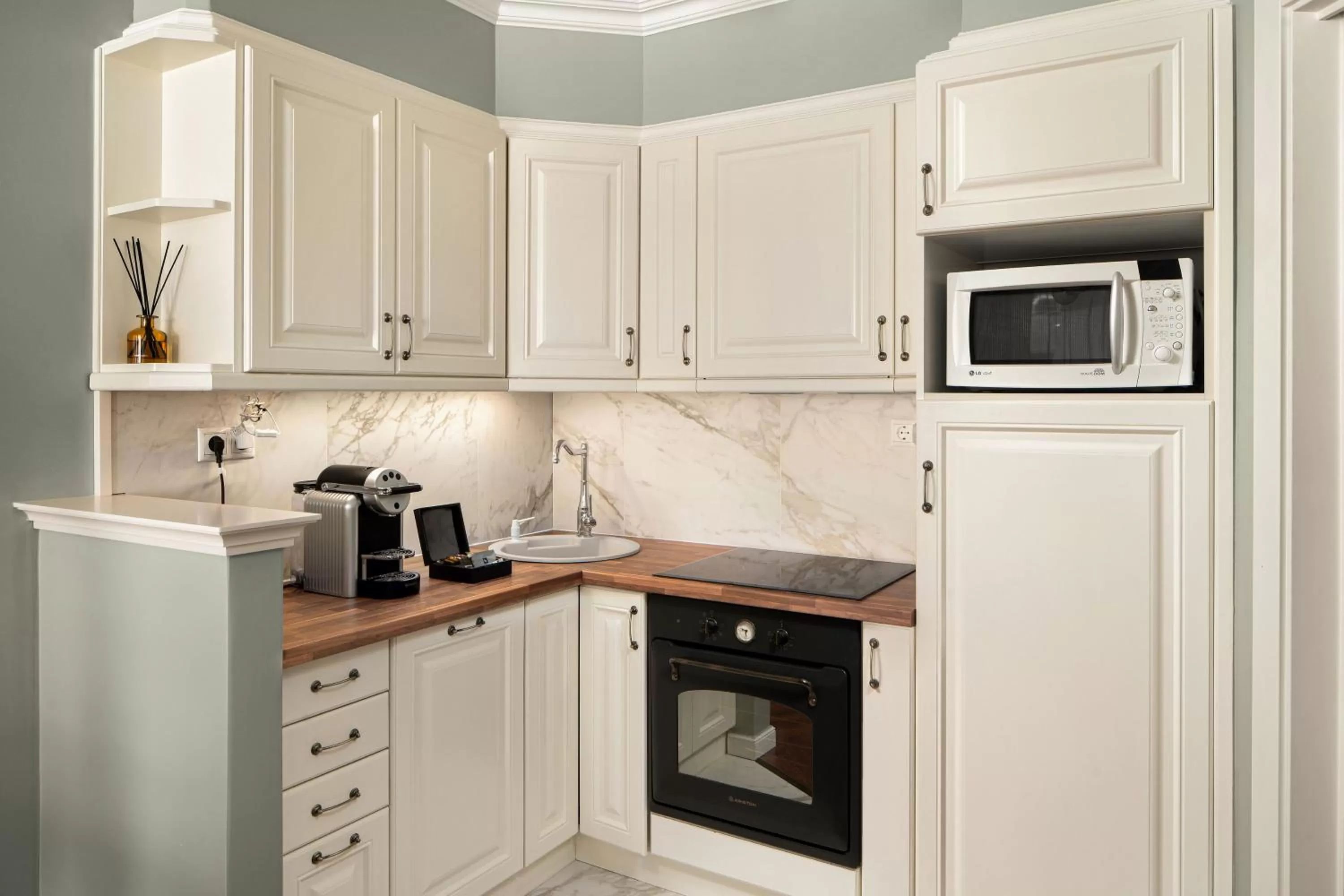 kitchen in Queen's Court Hotel & Residence