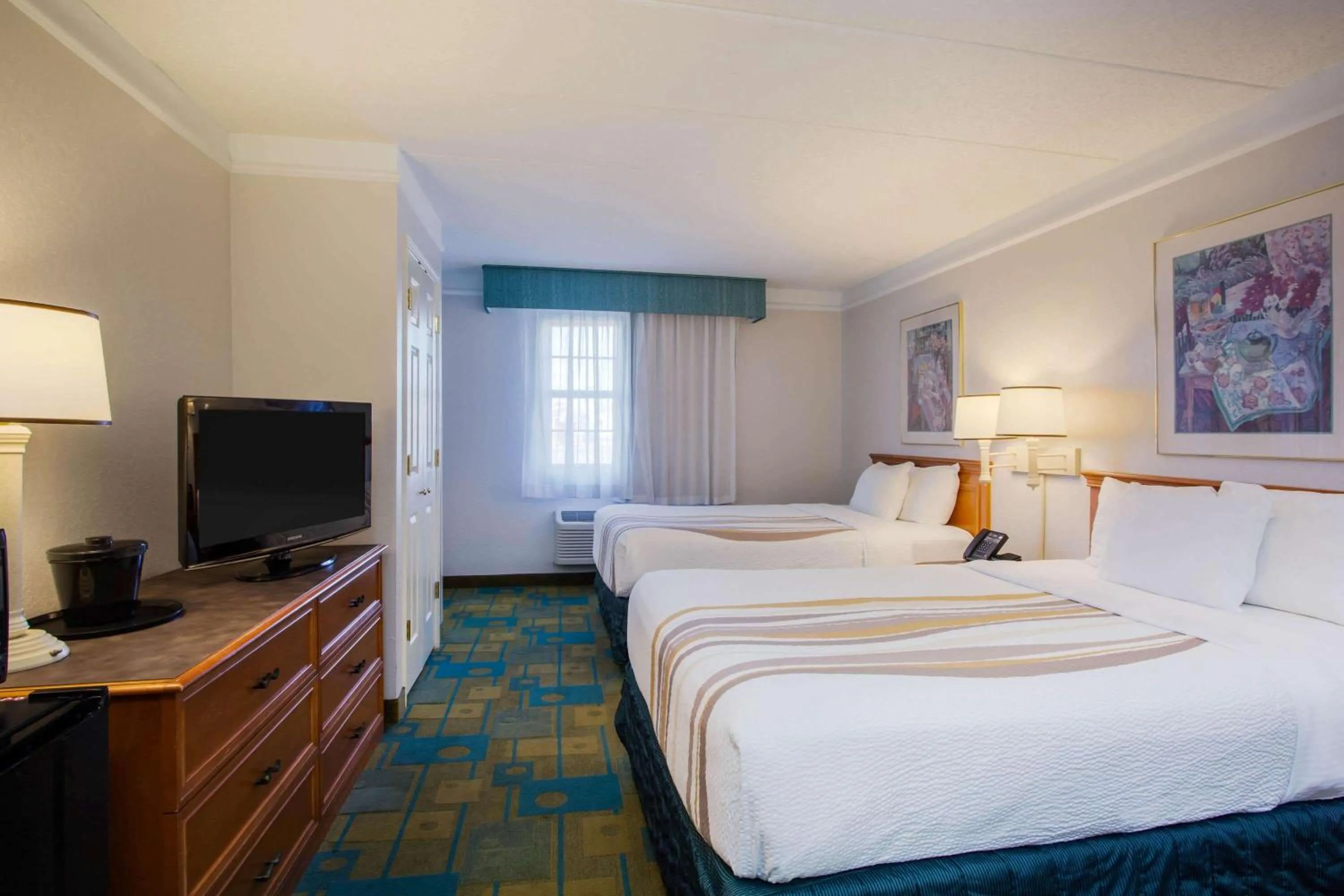 Photo of the whole room, Bed in La Quinta Inn by Wyndham Norfolk Virginia Beach