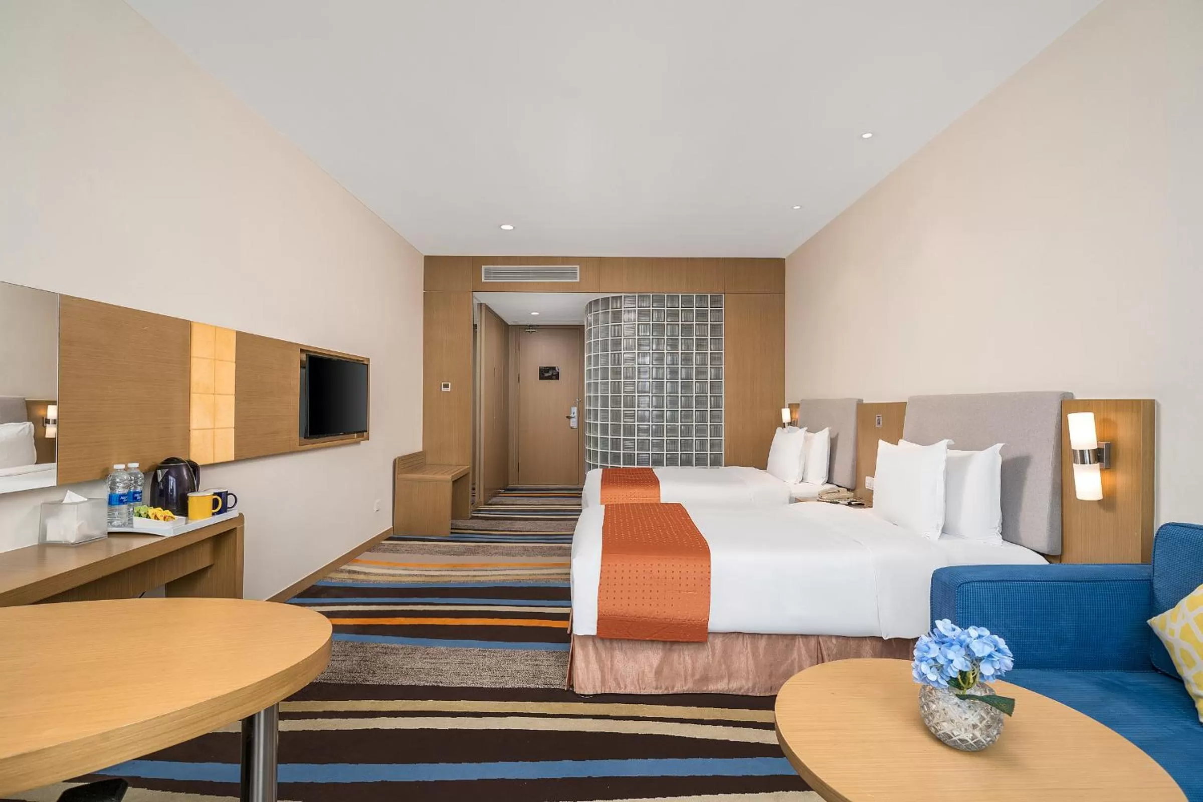 Photo of the whole room, Bed in Guangzhou Baiyun Airport Rejoice by Argyle Hotel Rehe Metro Exit B --Free shuttle bus is provided during the 138th Canton Fair