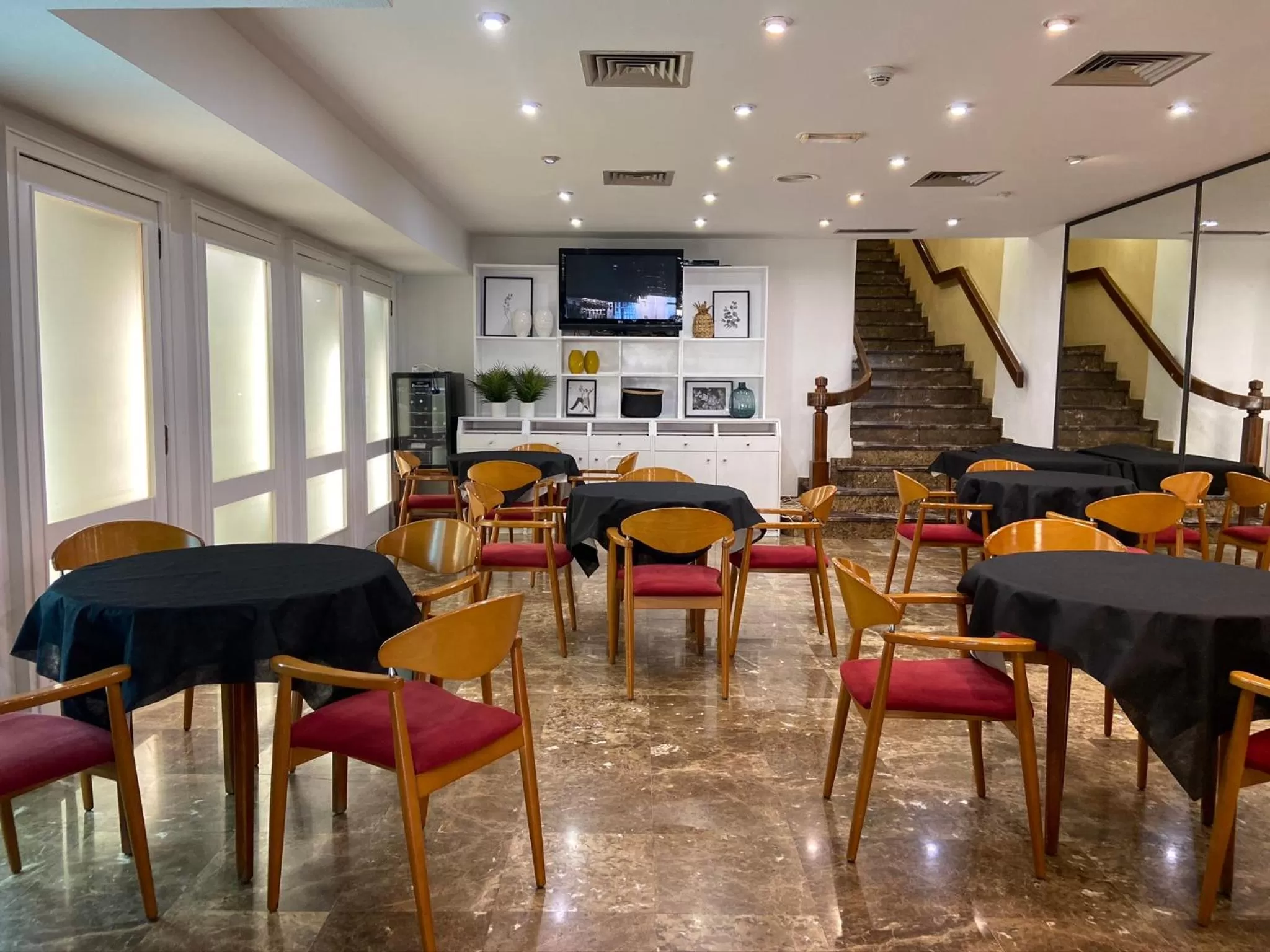 Restaurant/places to eat in Hotel Leuka