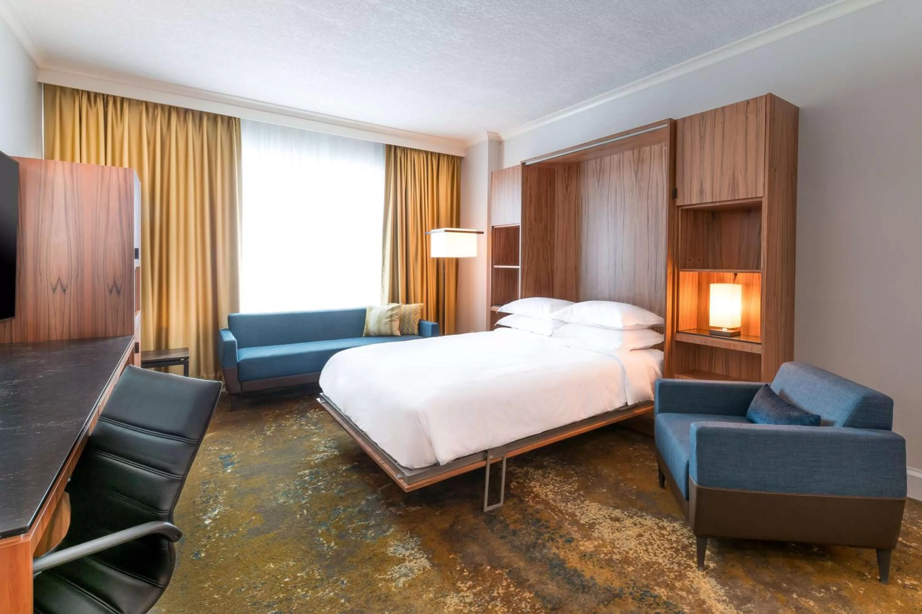 Photo of the whole room, Bed in Hyatt Regency Calgary