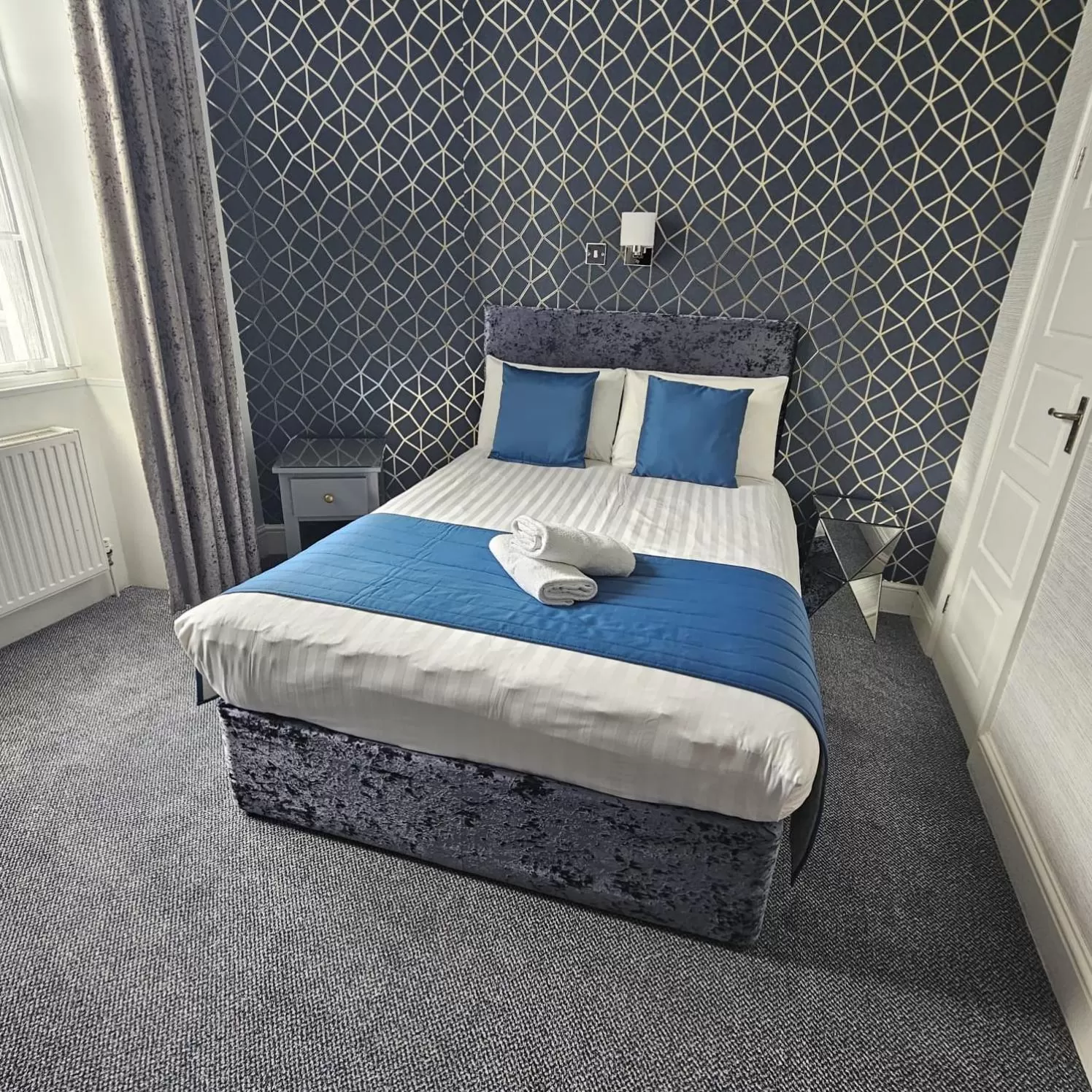 Bedroom, Bed in Mentone Hotel