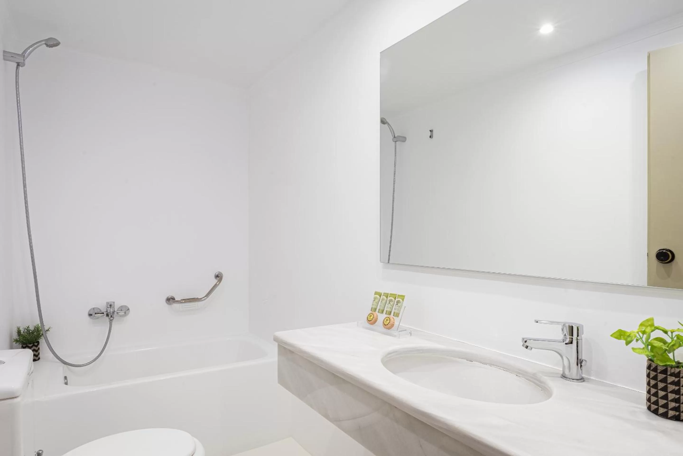 Bathroom in Acropolis Select