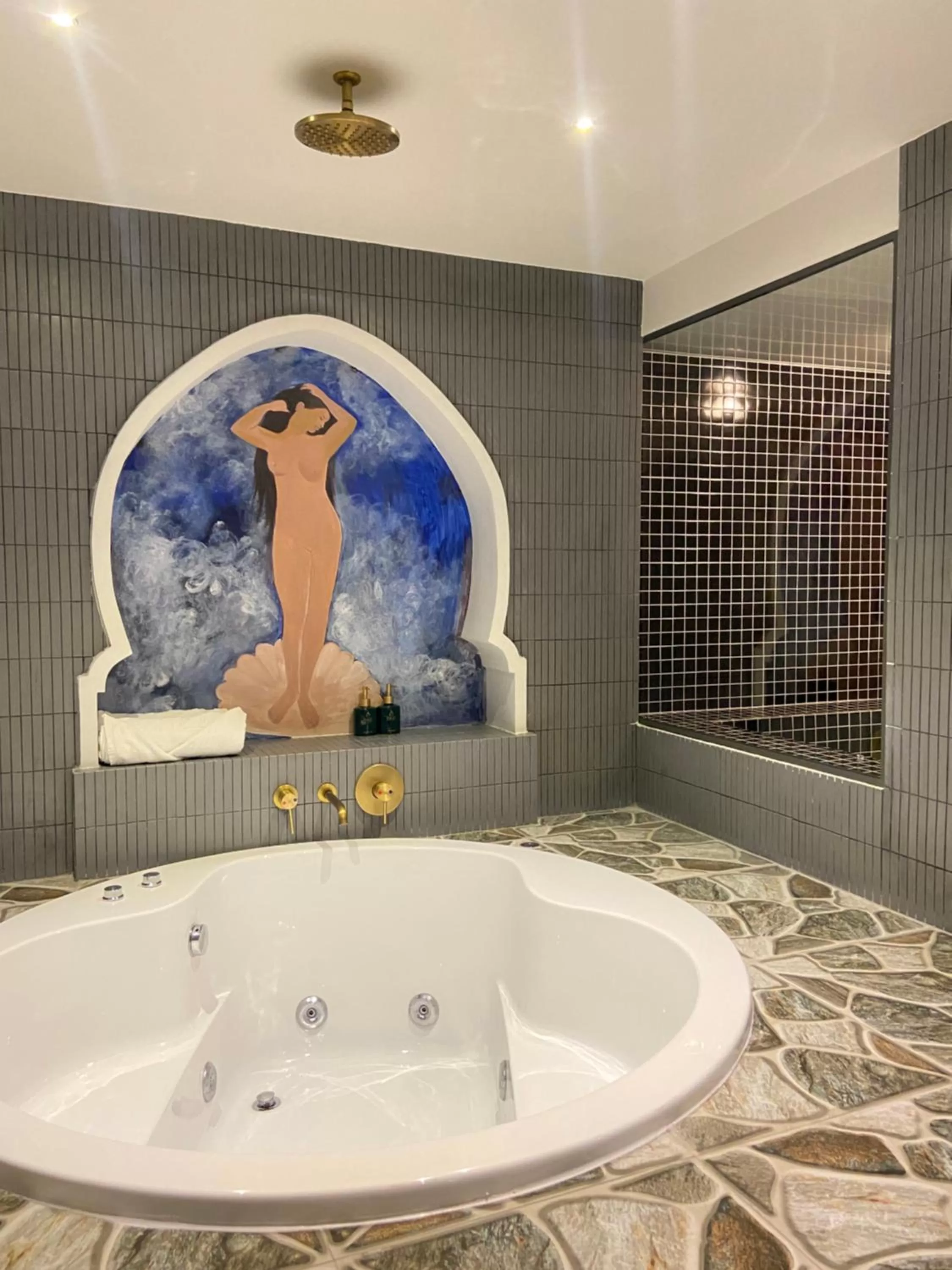 Hot Tub in Dazi Signature