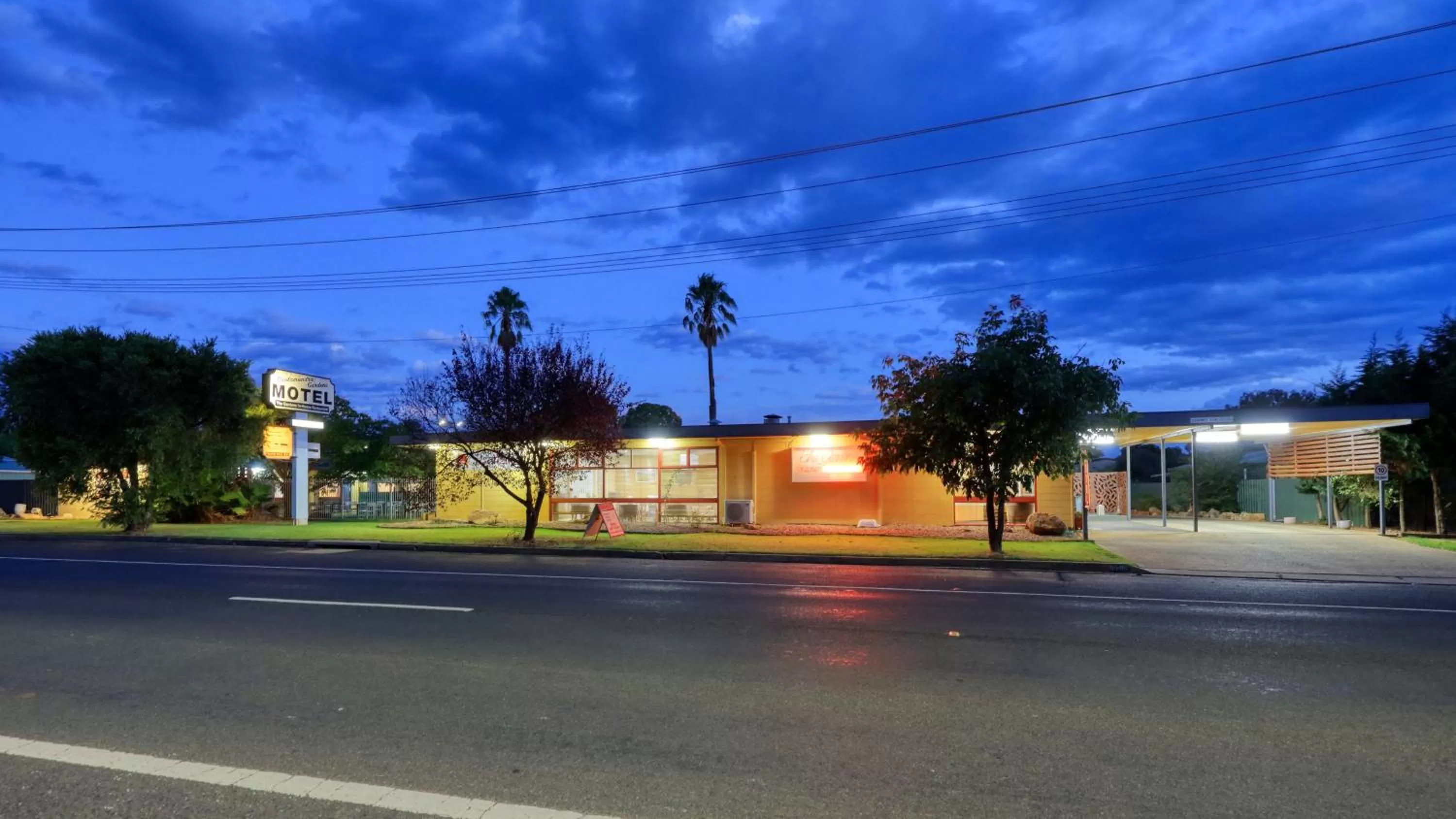 Property building in Cootamundra Gardens Motel