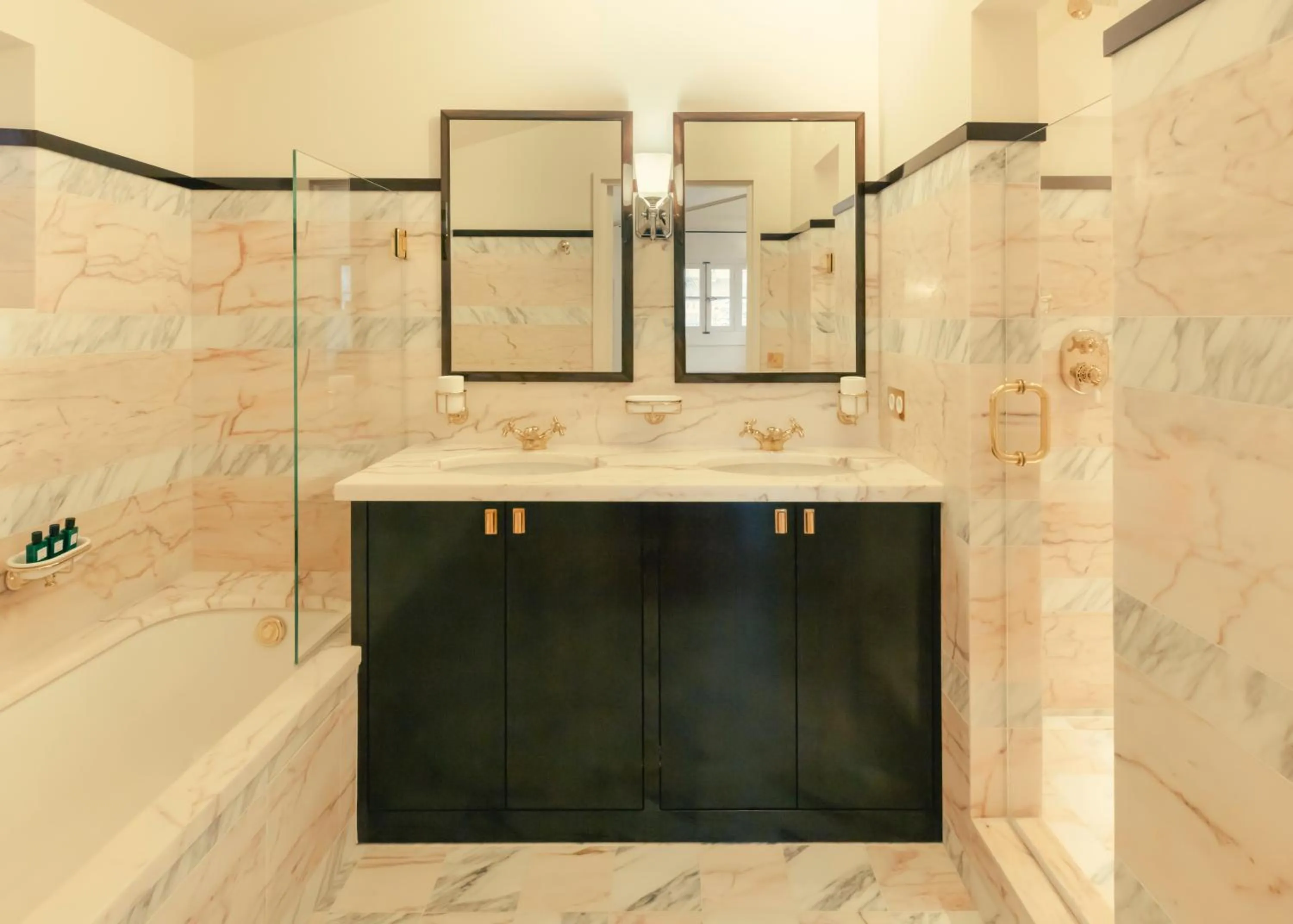 Bathroom in Hotel la Ponche