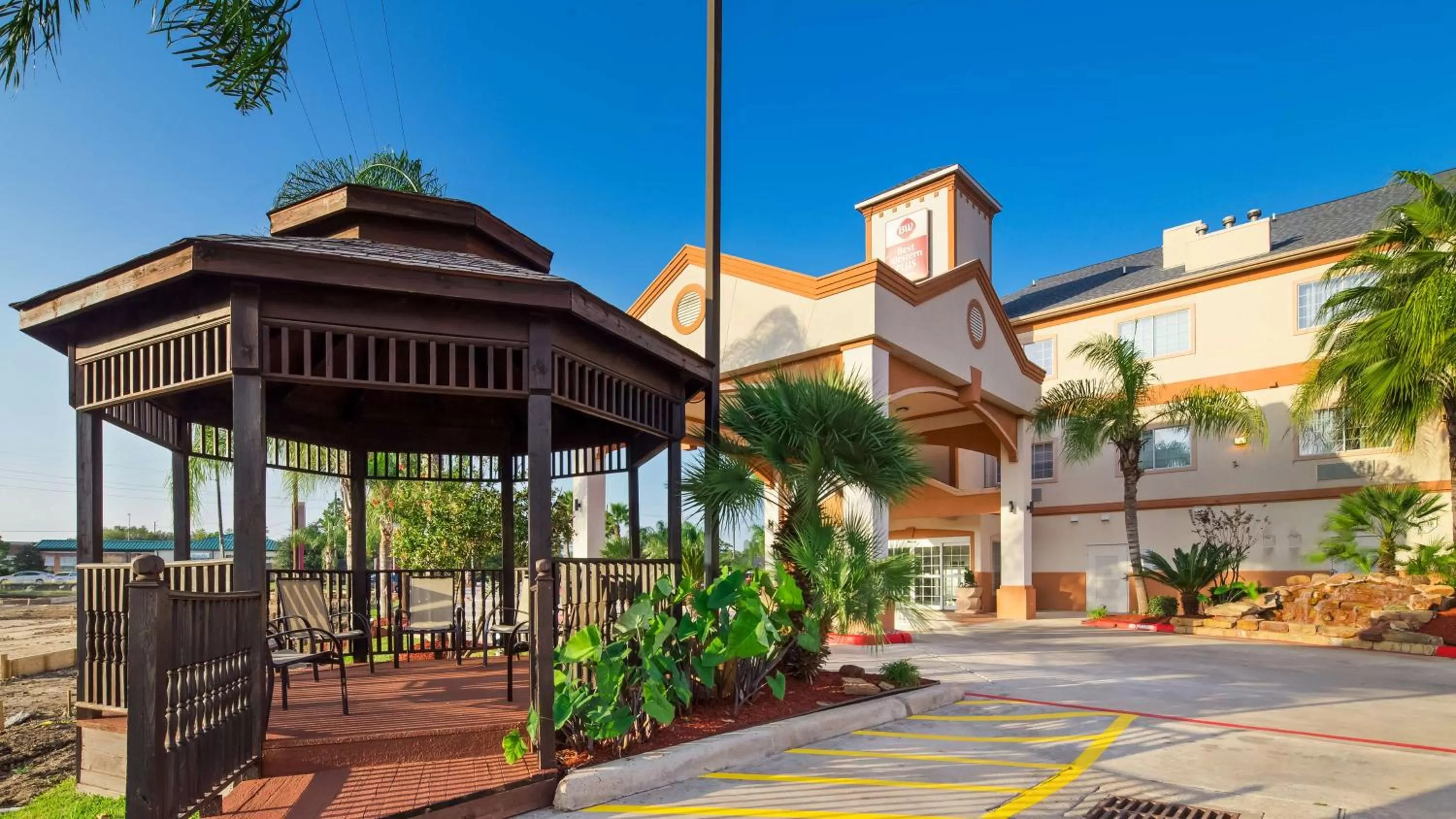 Property building in Best Western Plus Houston Atascocita Inn & Suites