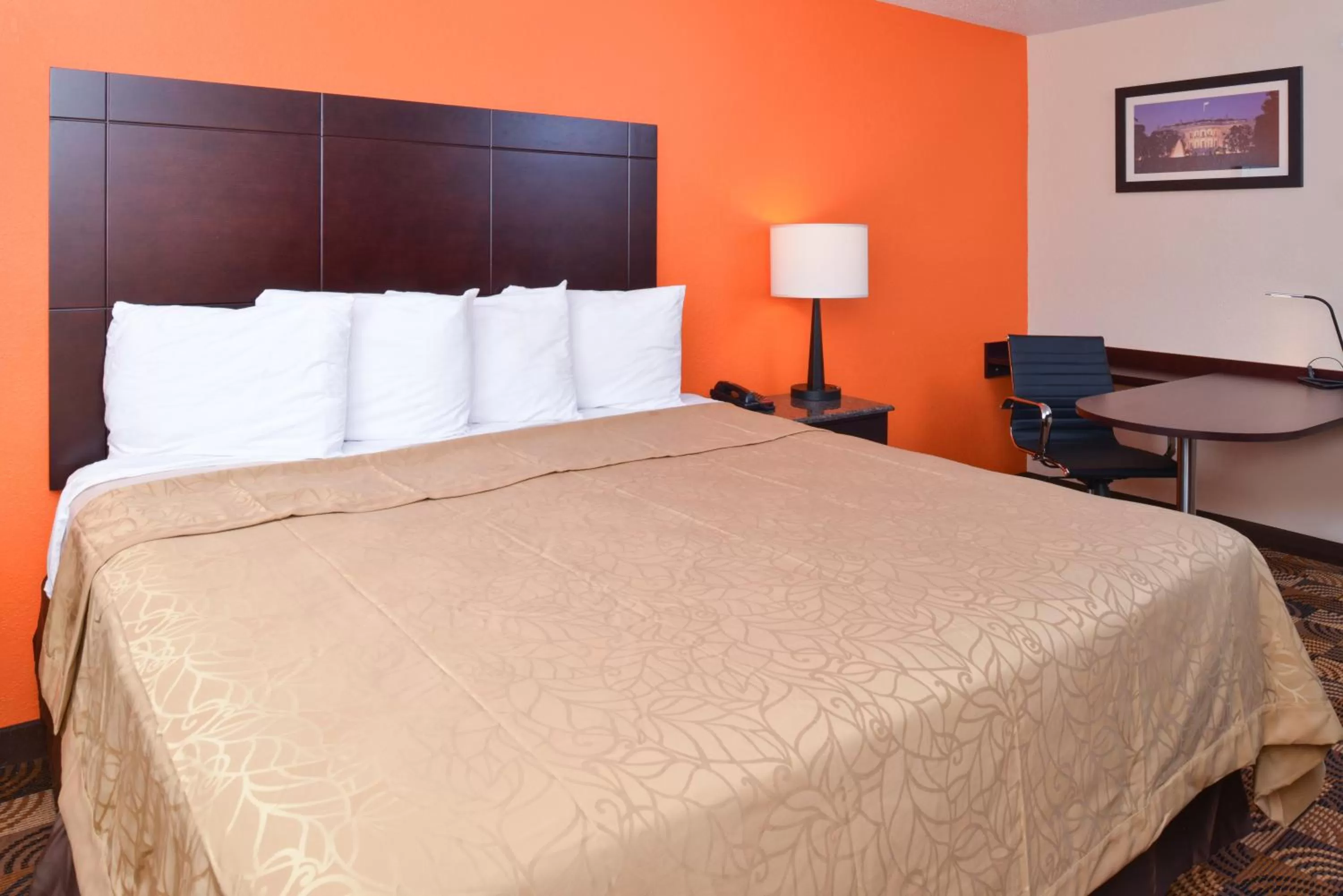 Bed in Americas Best Value Inn-Pittsburgh Airport