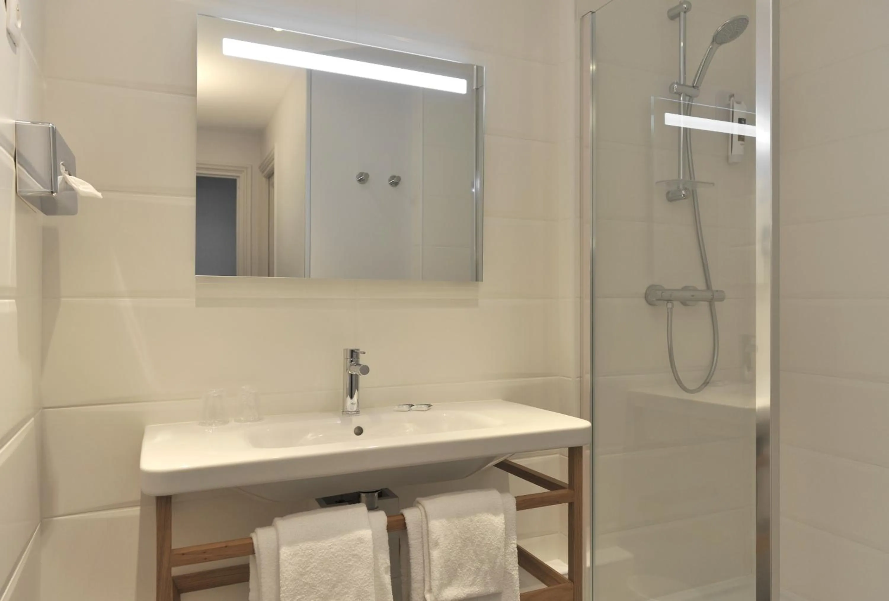 Shower in Mercure Paris Saint Cloud Hippodrome