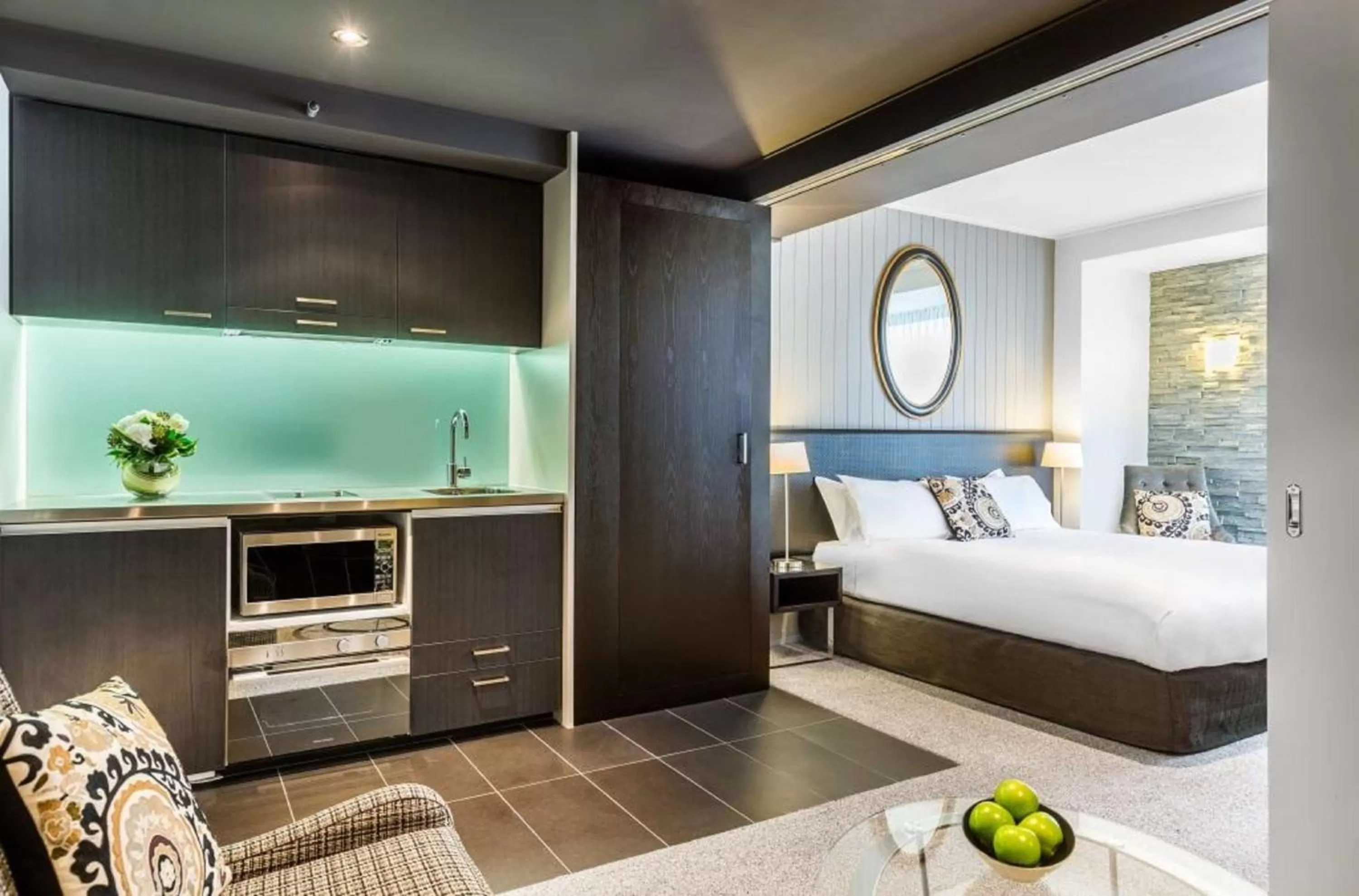 Kitchen or kitchenette, Bed in DoubleTree by Hilton Queenstown