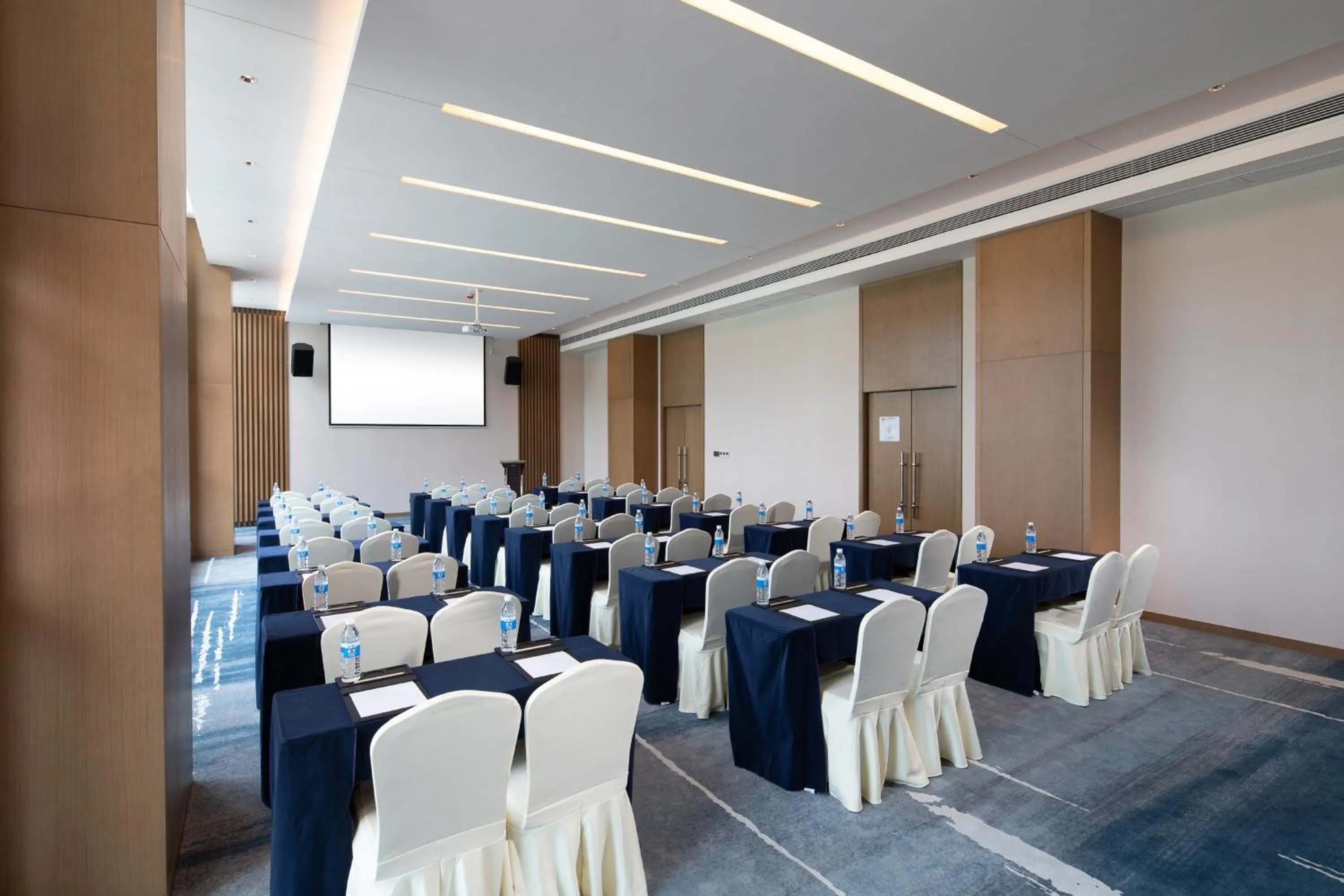 Meeting/conference room in Holiday Inn Express Chengdu Longquanyi North by IHG