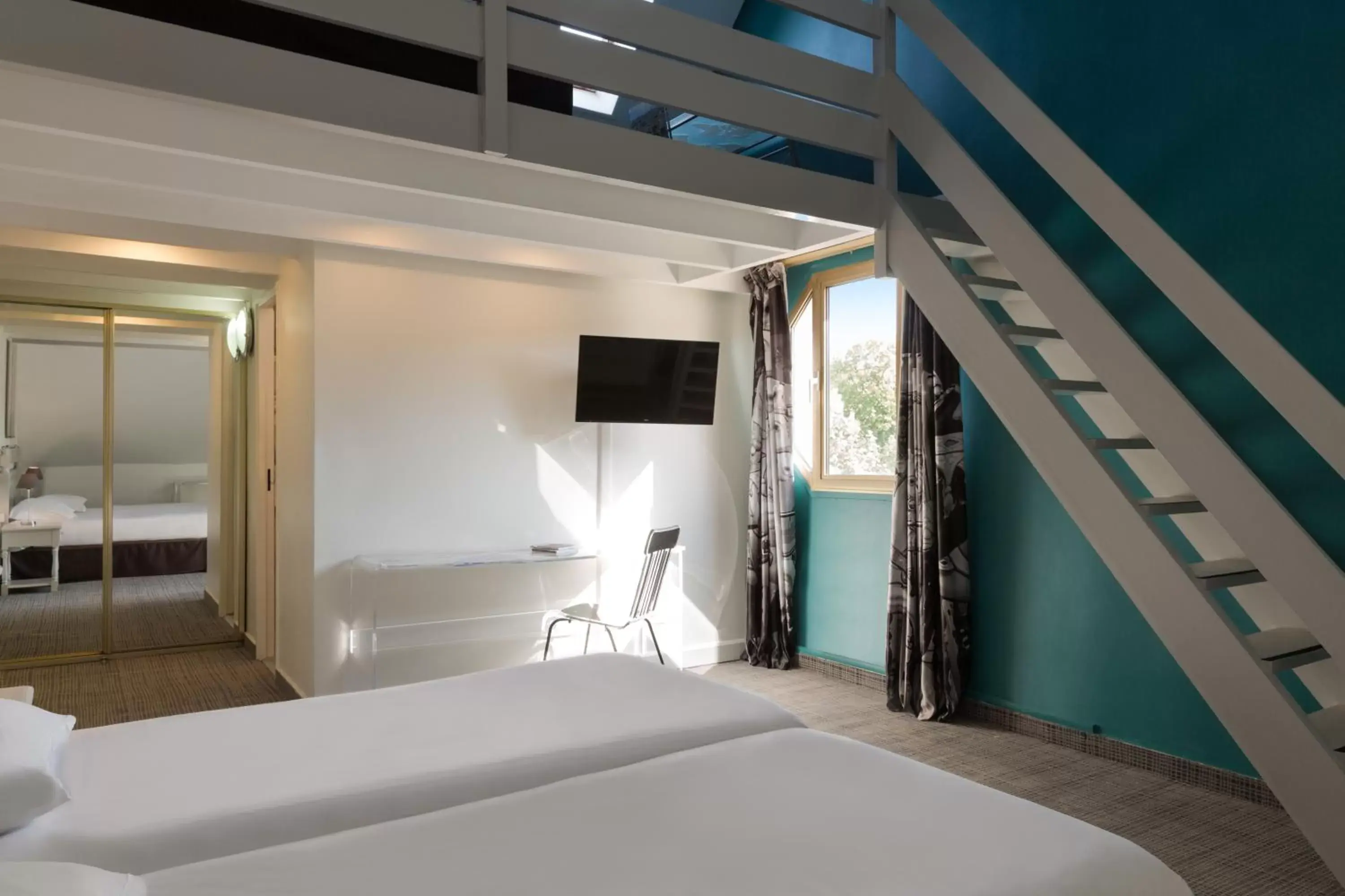 Family Room in Hotel Le Cardinal Rueil Centre Family Room in Hotel Le Cardinal Rueil Centre