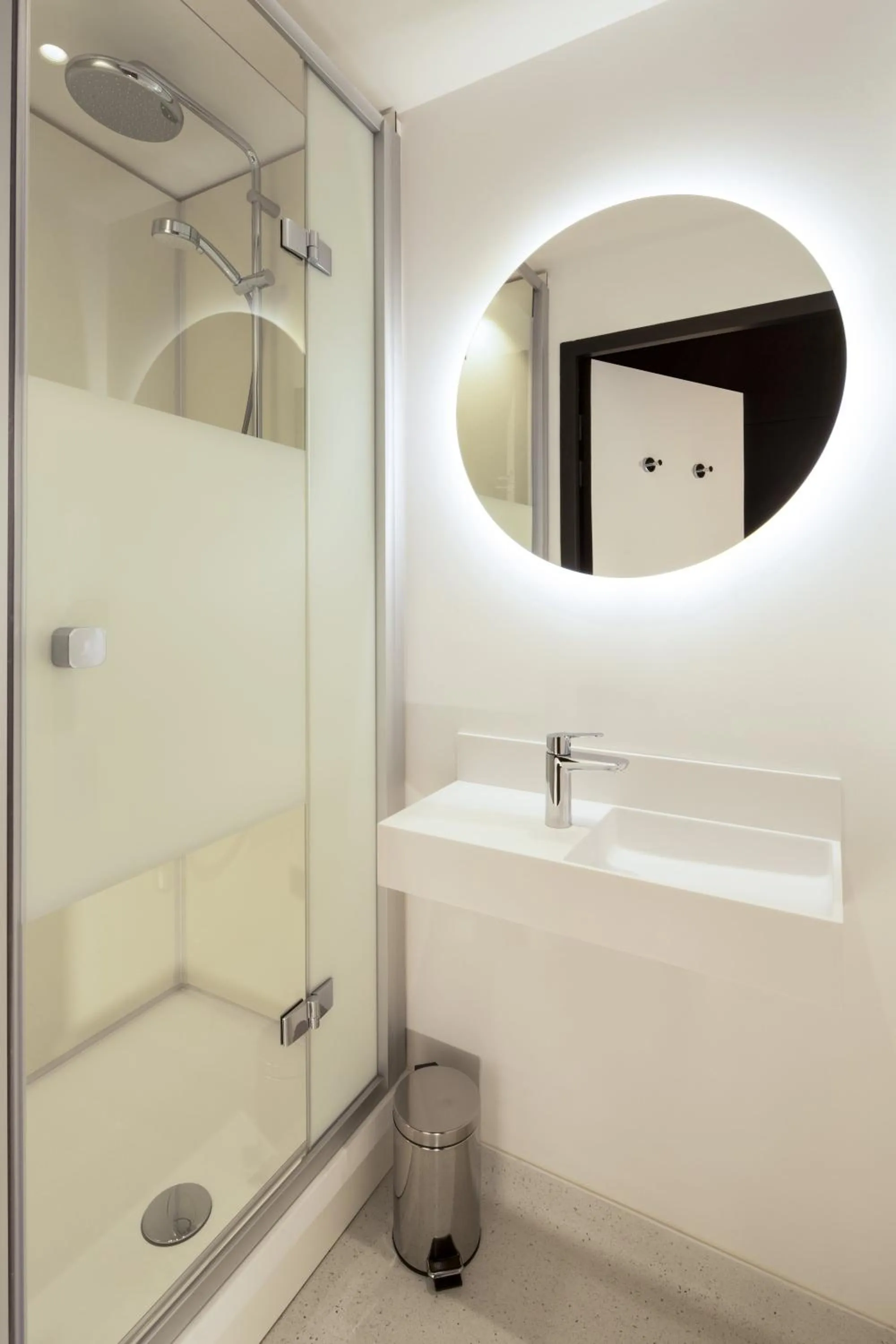 Shower in JO&JOE Paris Gentilly - Auberge de Jeunesse