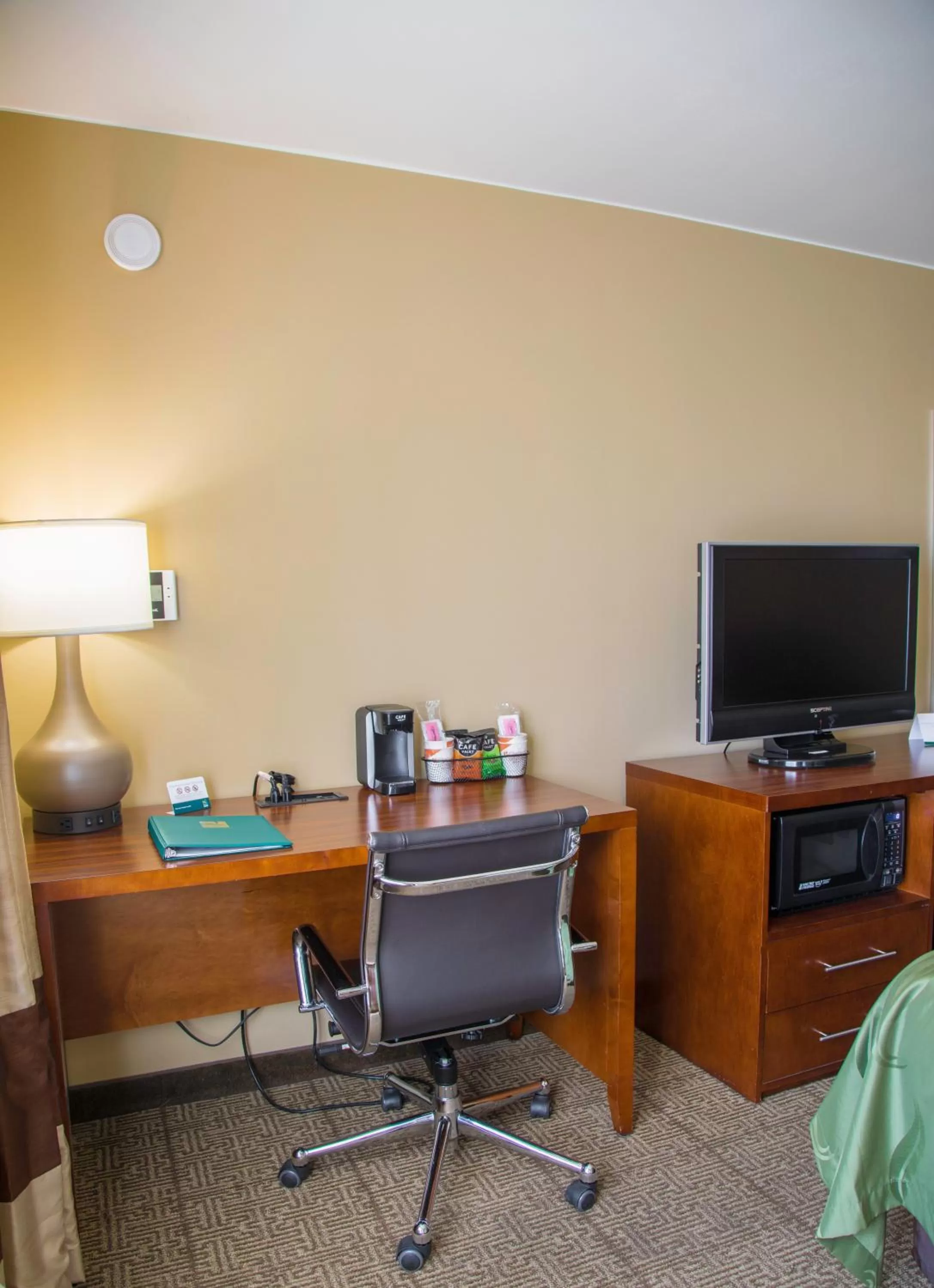 TV and multimedia in Quality Inn Merced Gateway to Yosemite