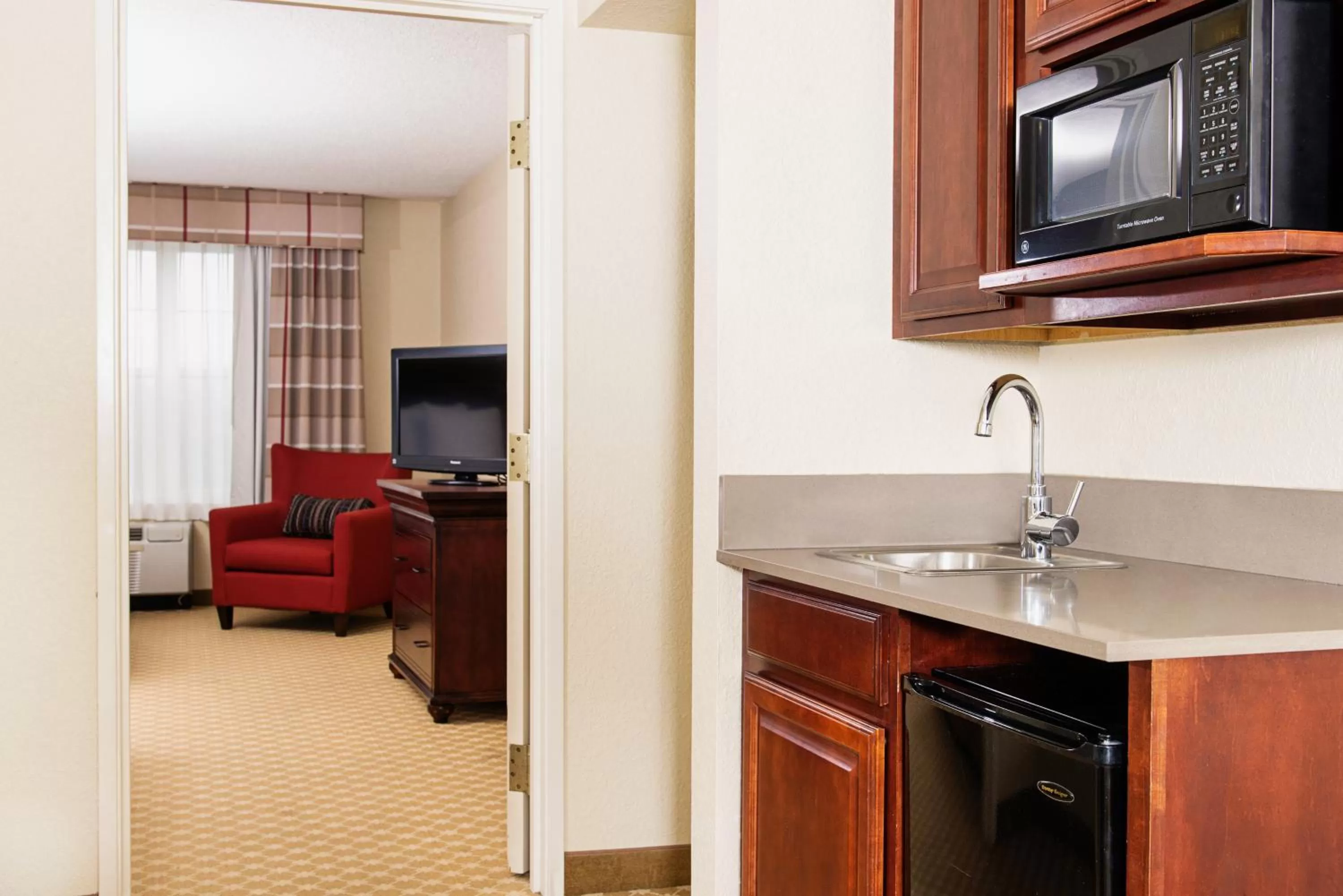 Kitchen or kitchenette in Country Inn & Suites by Radisson, Milwaukee West Brookfield , WI