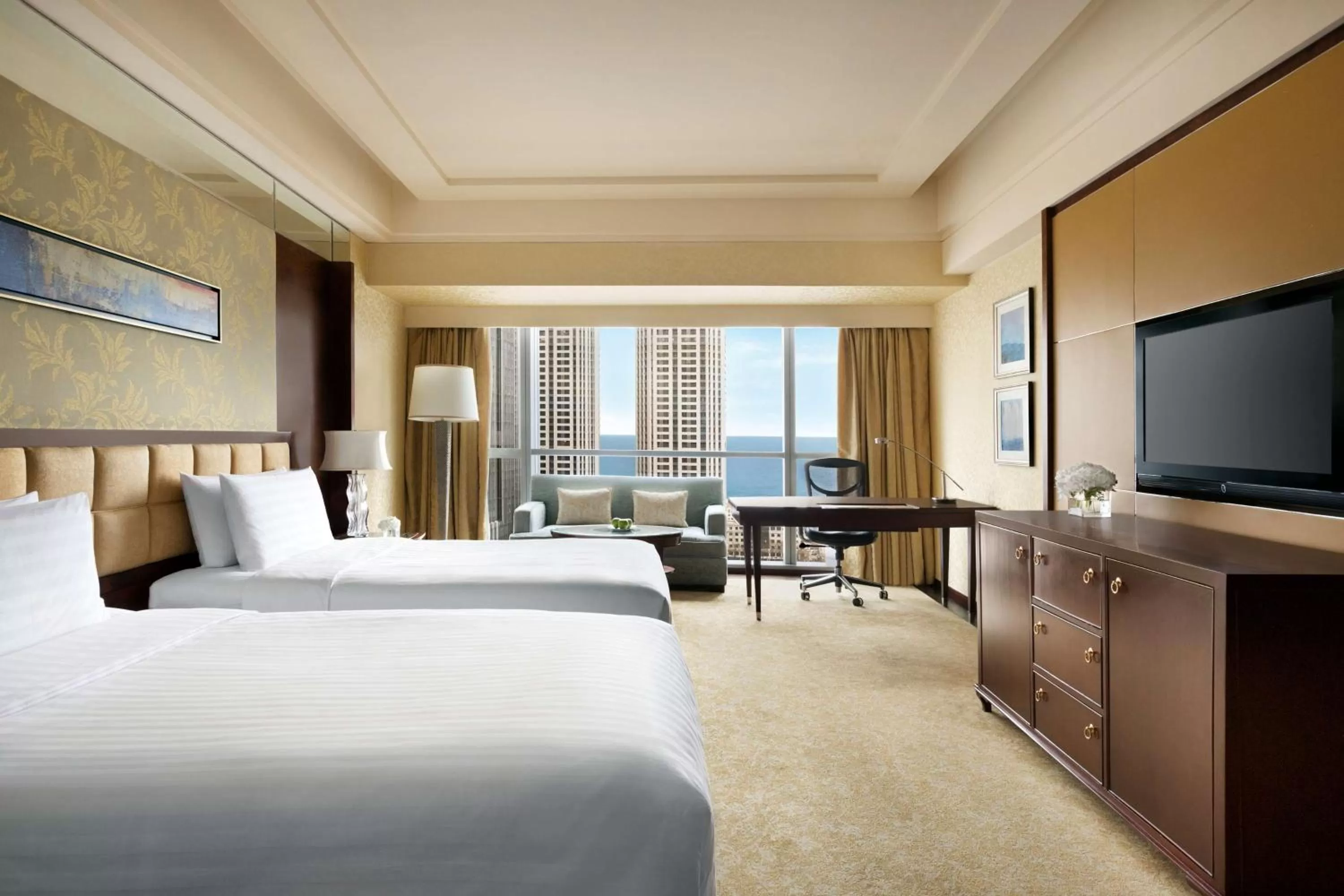 Photo of the whole room, Bed in Shangri-La Qingdao - May Fourth Square