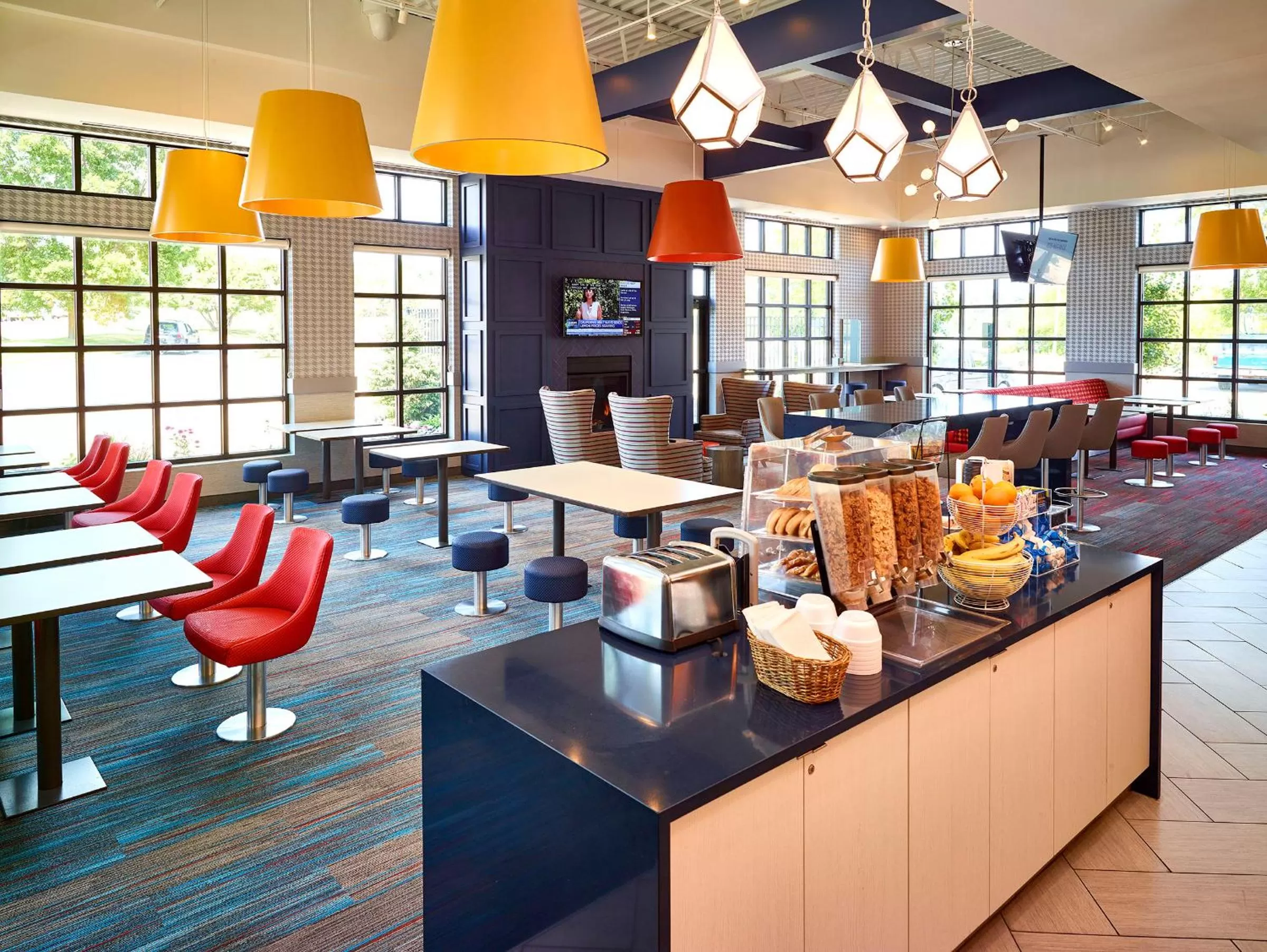 Food and drinks in LivINN Hotel St Paul East / Maplewood