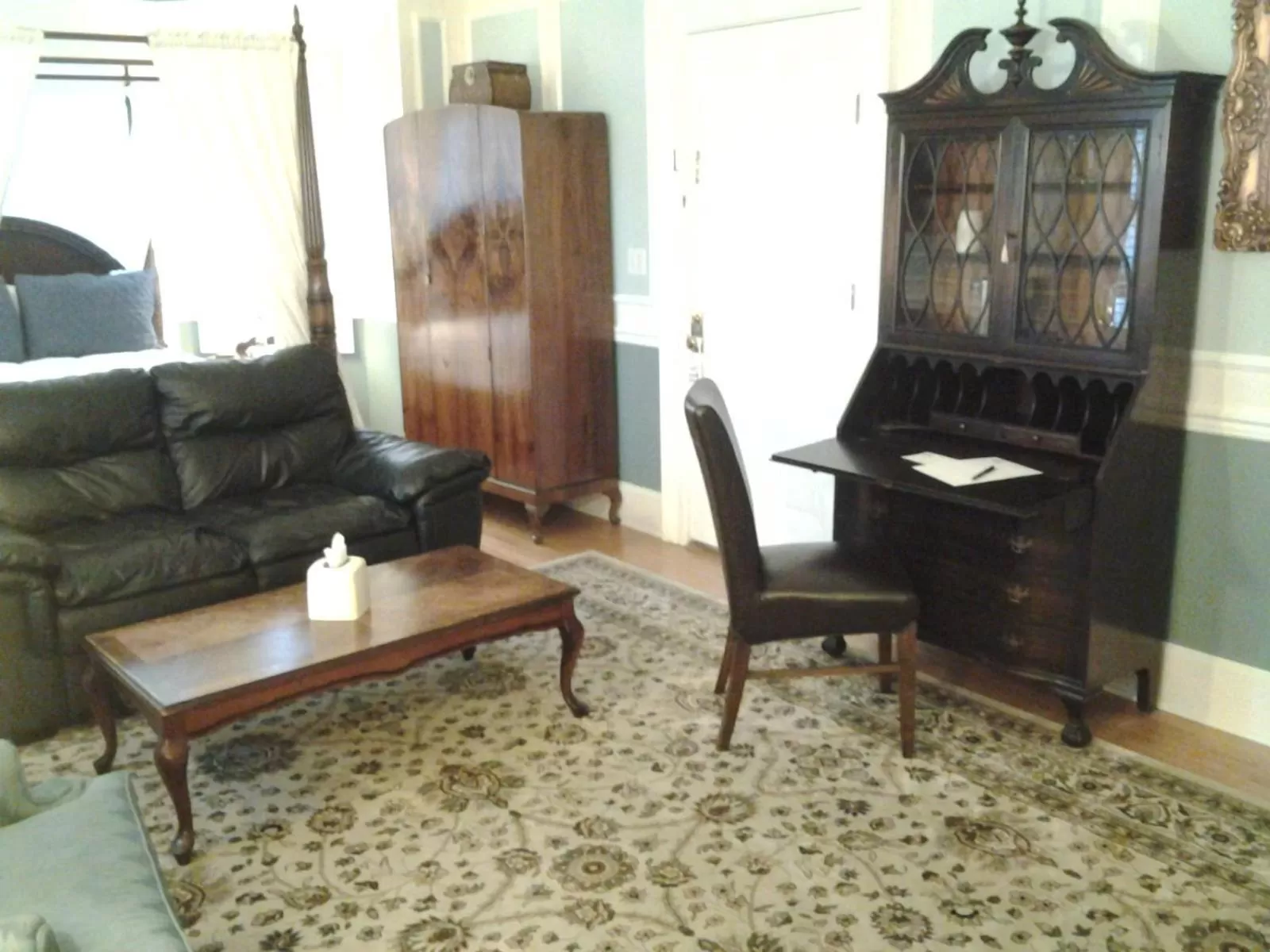 Seating area in The Inn at Benicia Bay