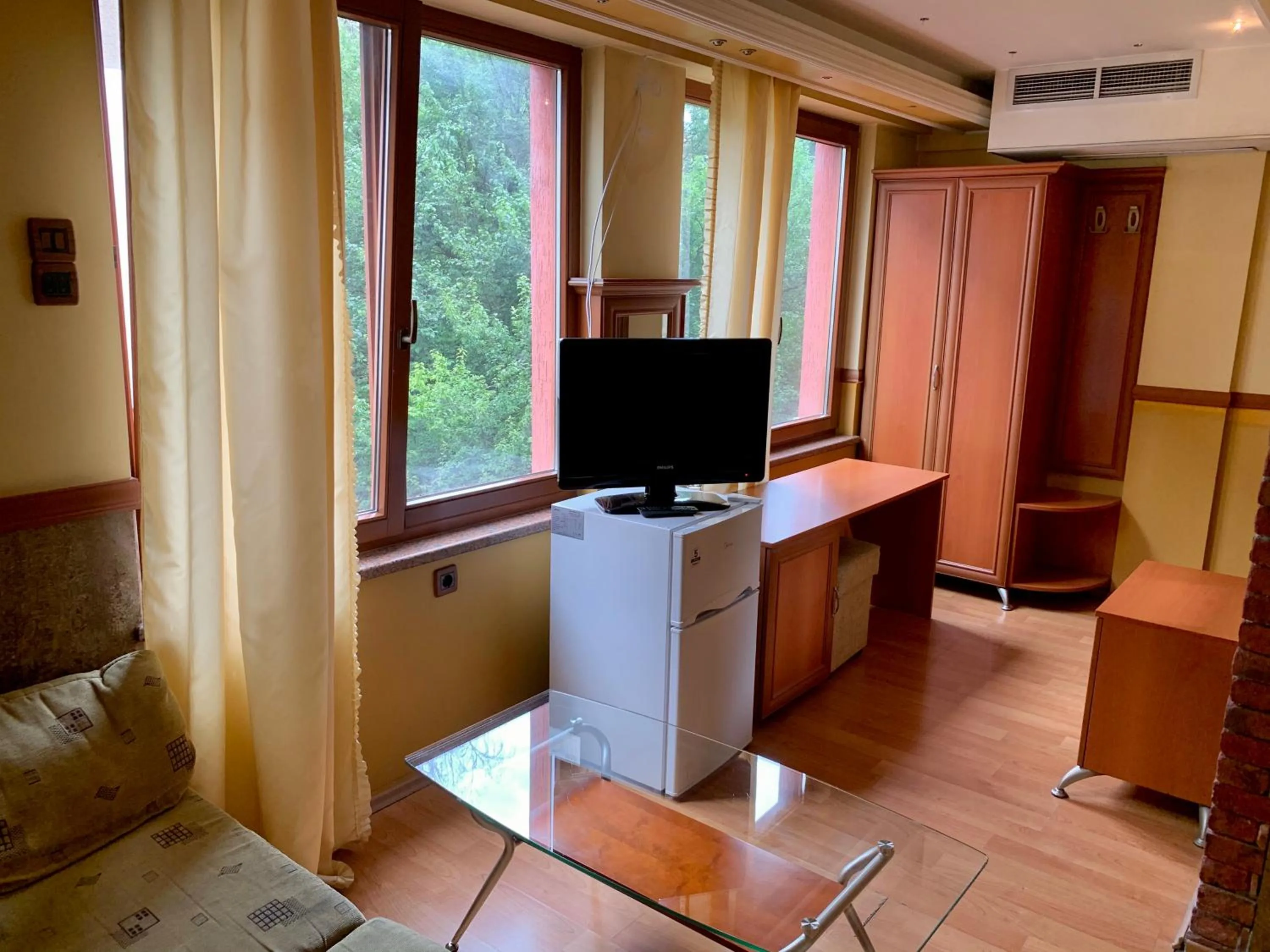 TV and multimedia in California Hotel