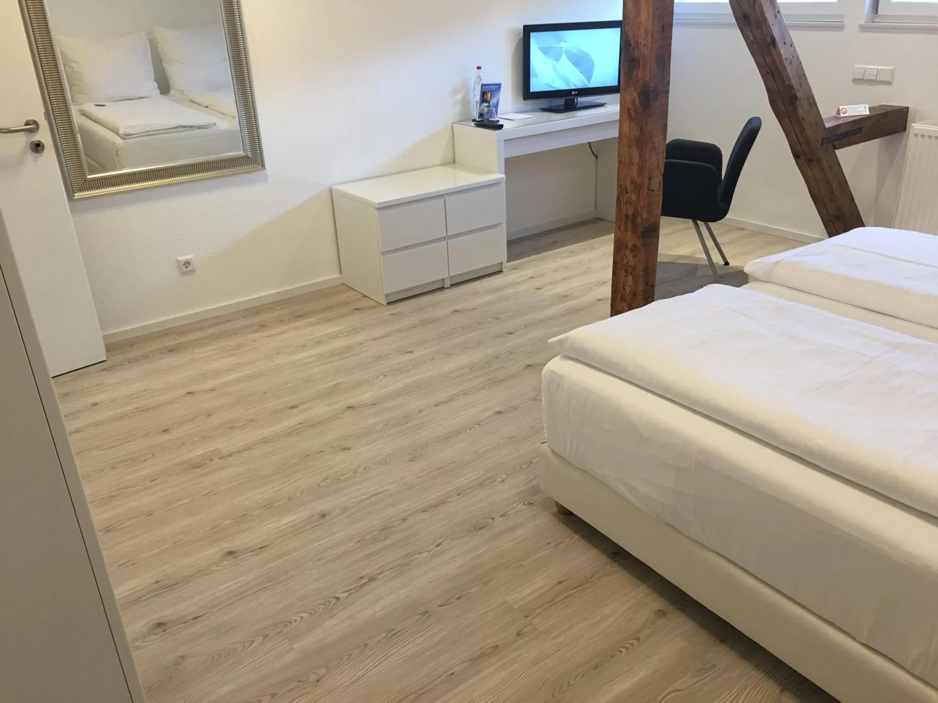 Photo of the whole room, Bed in Hotel Barbarossa Karlsruhe Stadtmitte