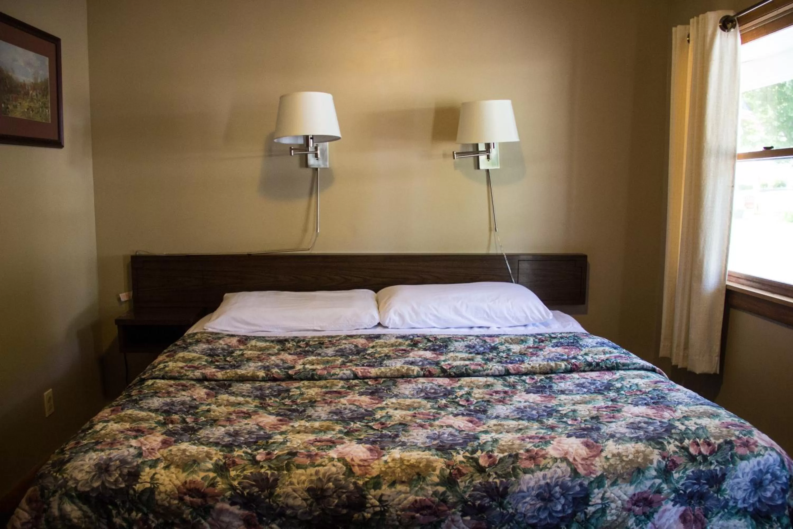 Bed in Fran Cove Motel