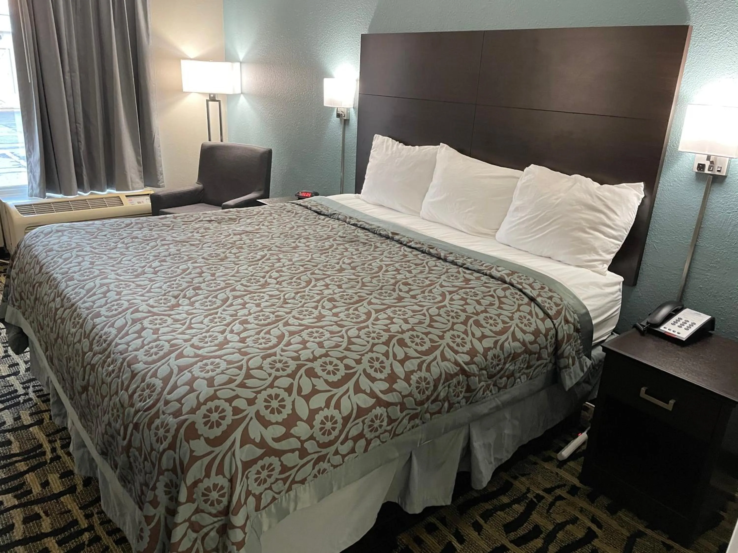 Bed in Days Inn & Suites by Wyndham Collierville Germantown Area
