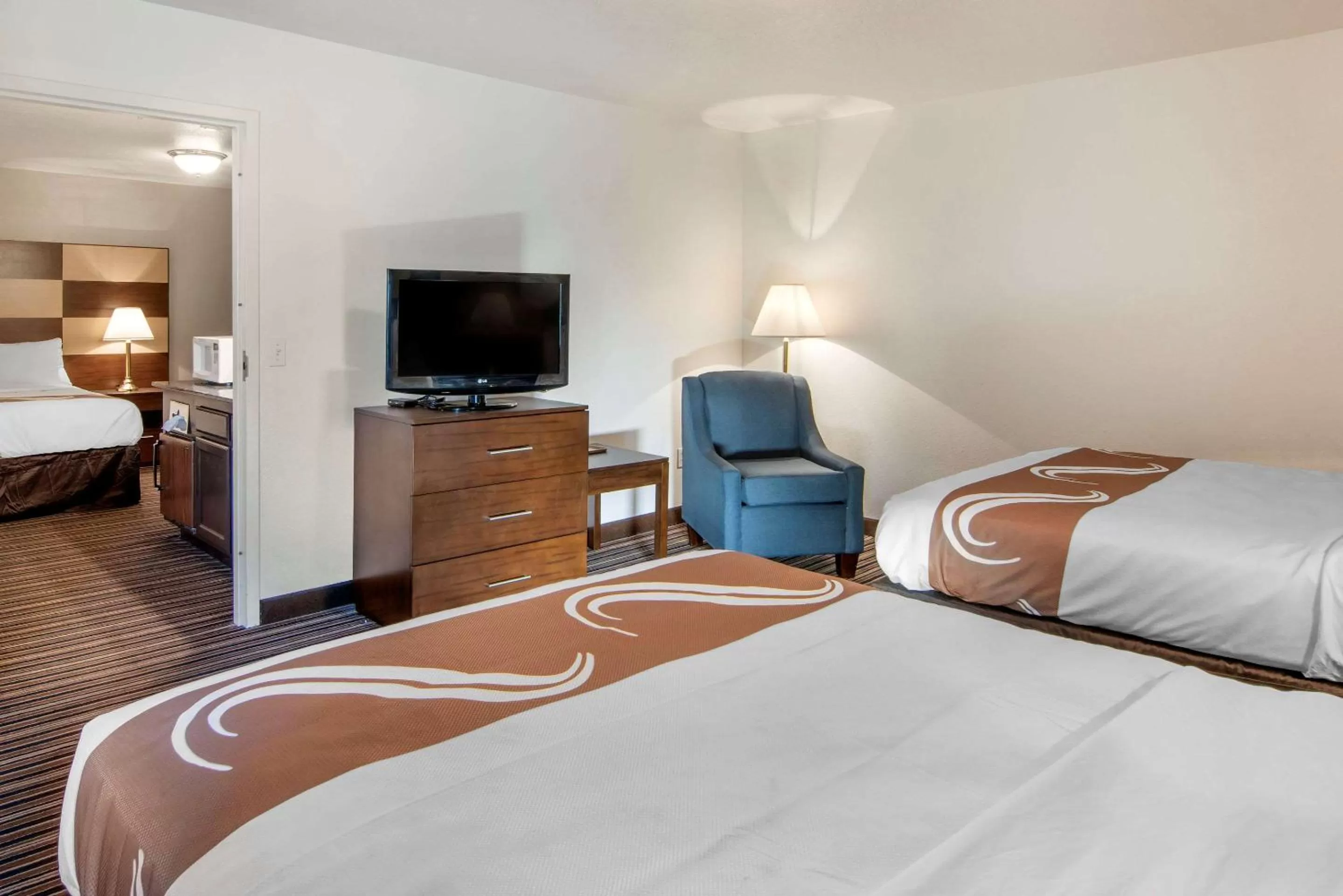 Photo of the whole room, Bed in Quality Inn Central Roseburg