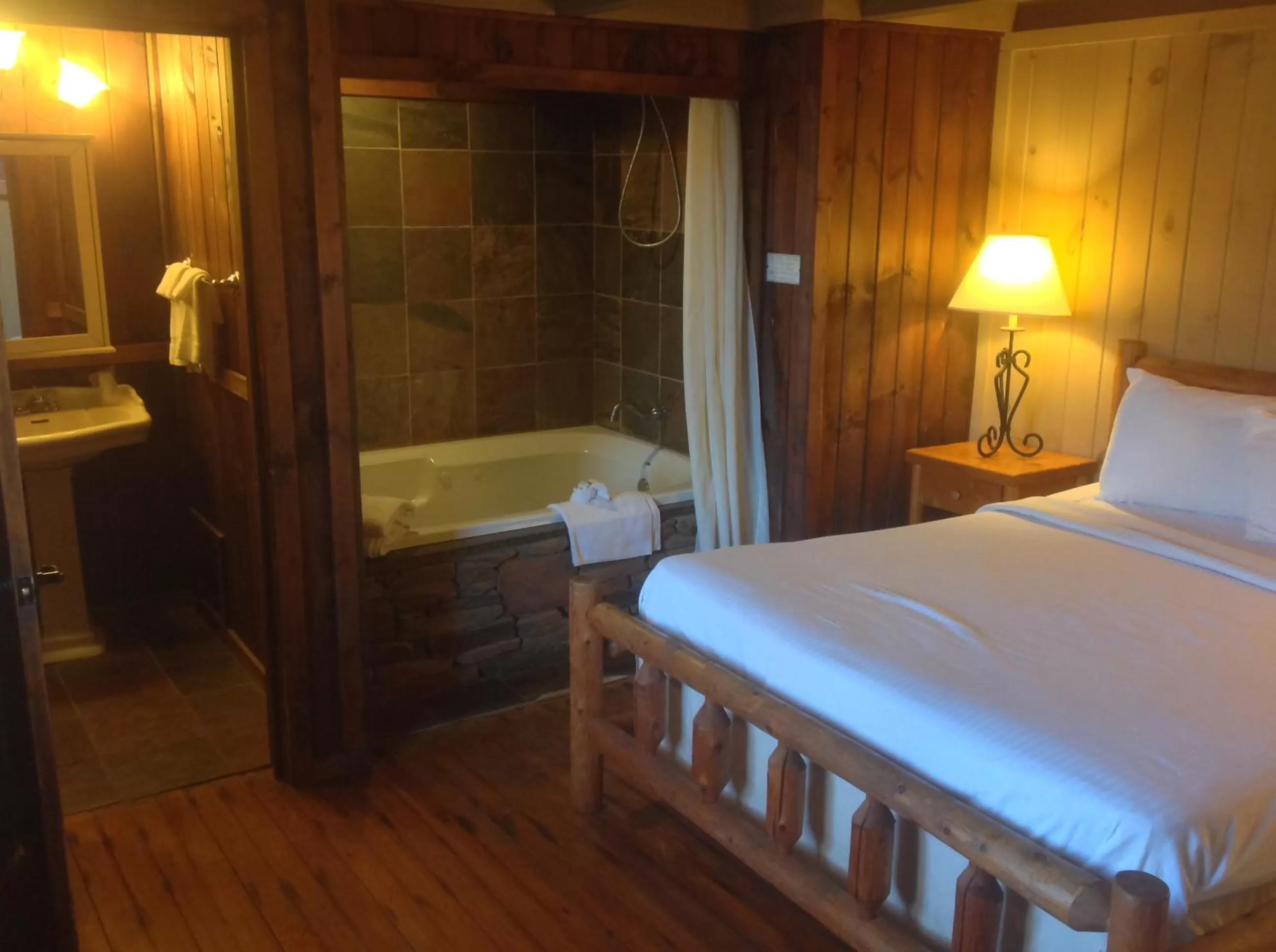 Hot Tub, Bed in The Smoke House Lodge