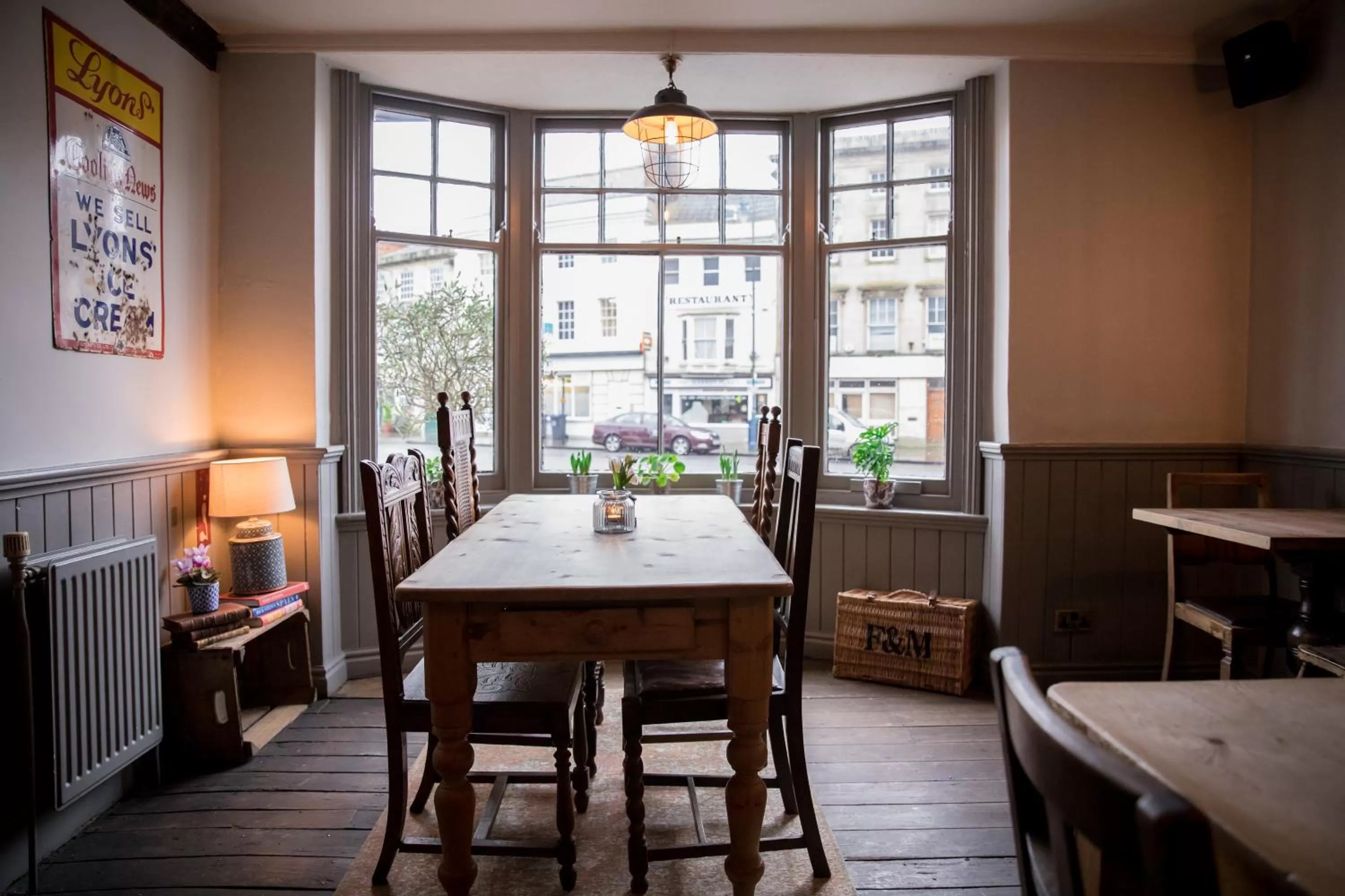 Lounge or bar, Dining Area in The Black Swan Inn