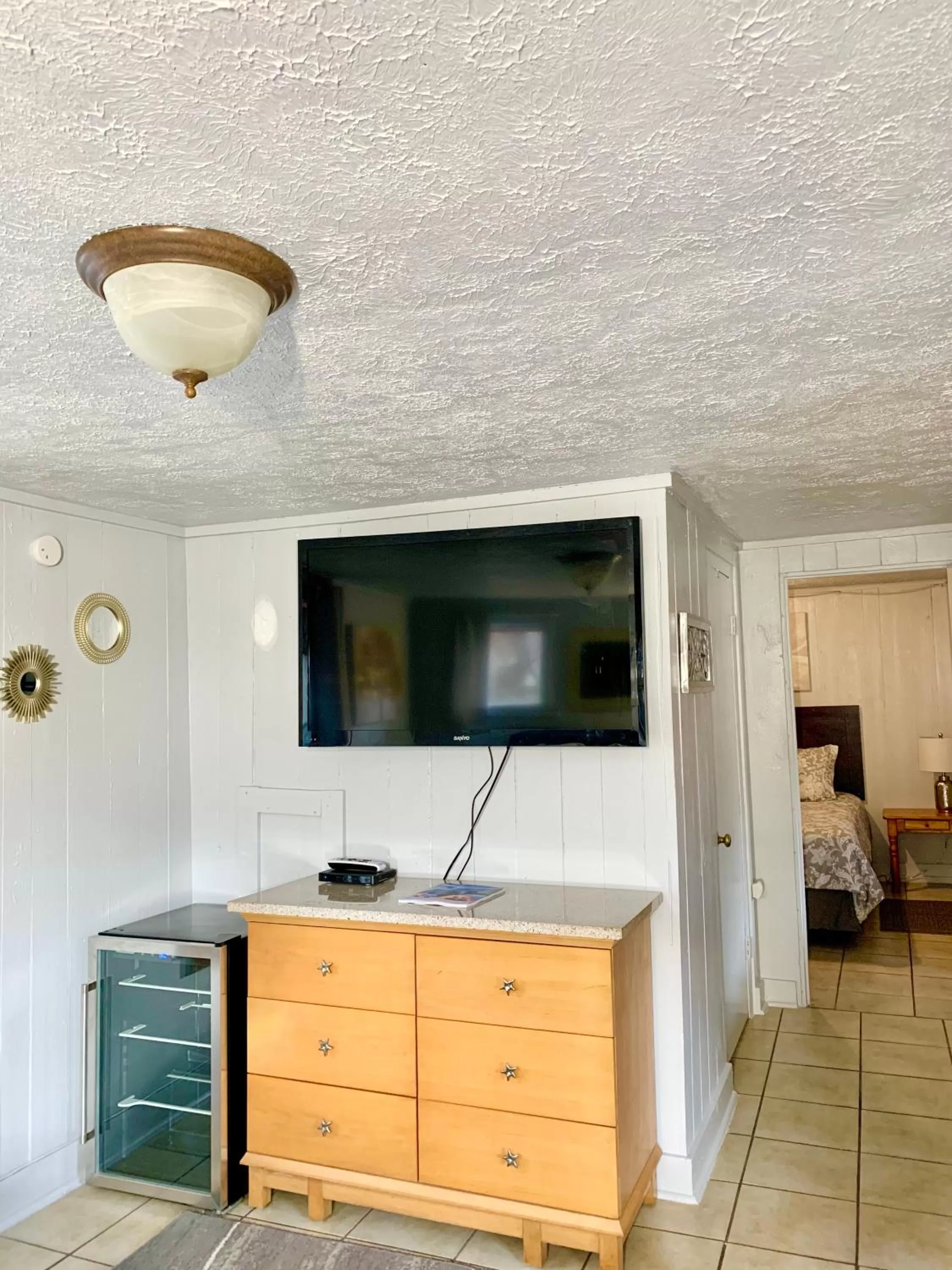 Communal lounge/ TV room in Spring Creek Hotel