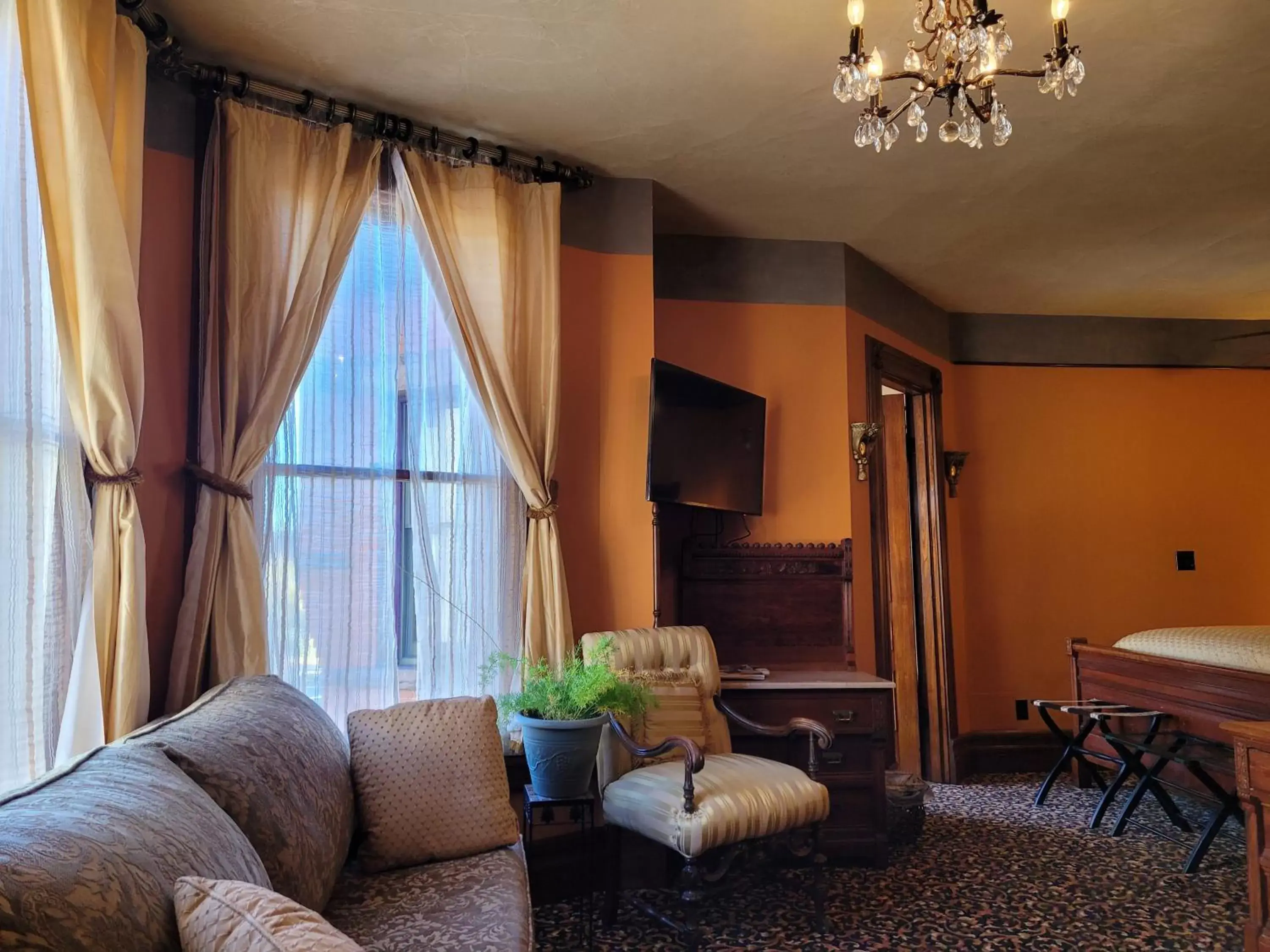 Queen Room with Spa Bath in Buffalo Harmony House Queen Room with Spa Bath in Buffalo Harmony House