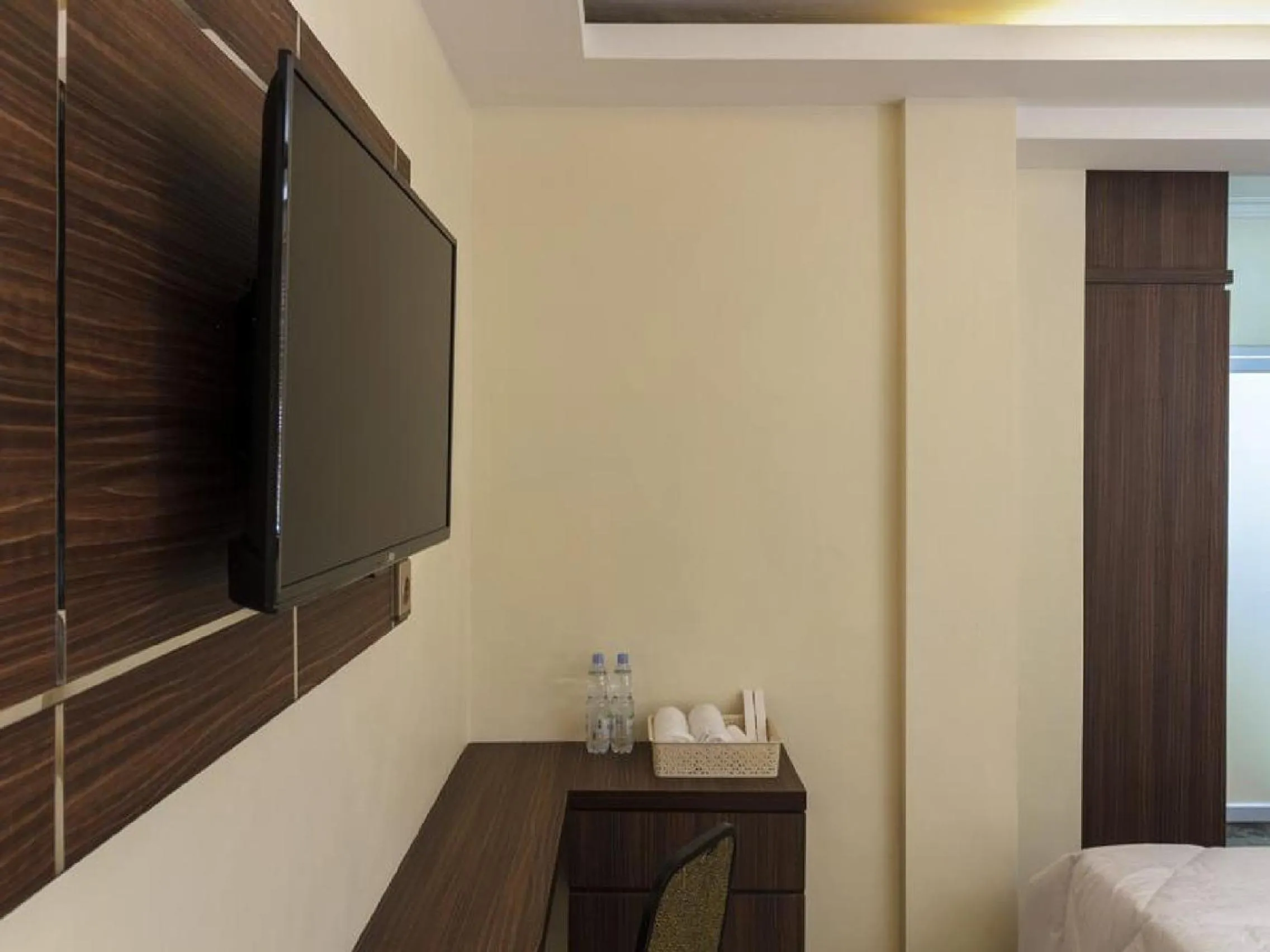 Bedroom, Bed in RedDoorz Plus at Boulevard Panakkukang Makassar