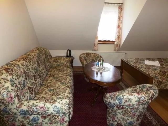 Gościniec Dworski w Ropie - Pokoje gościnne