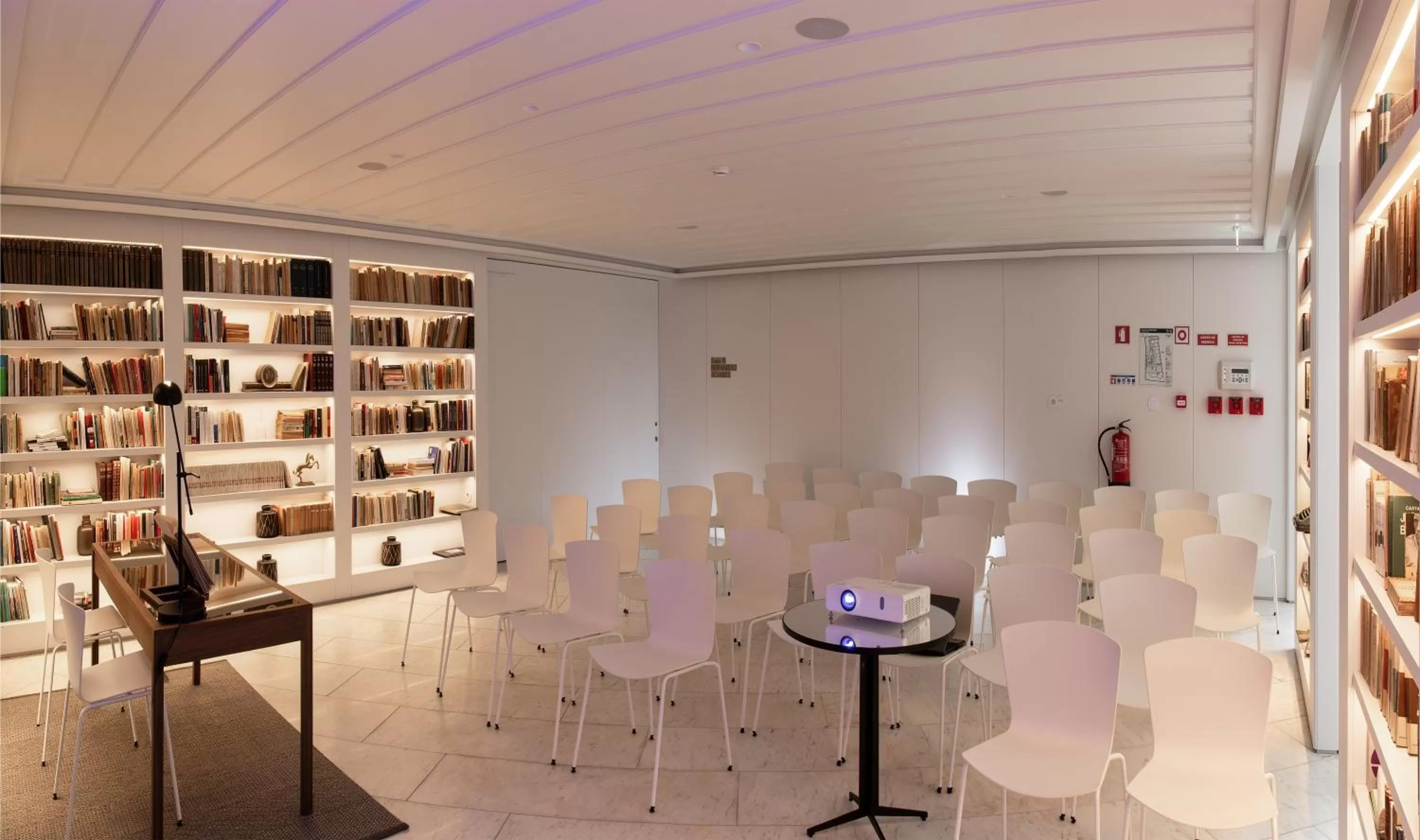 Library in Lisboa Pessoa Hotel