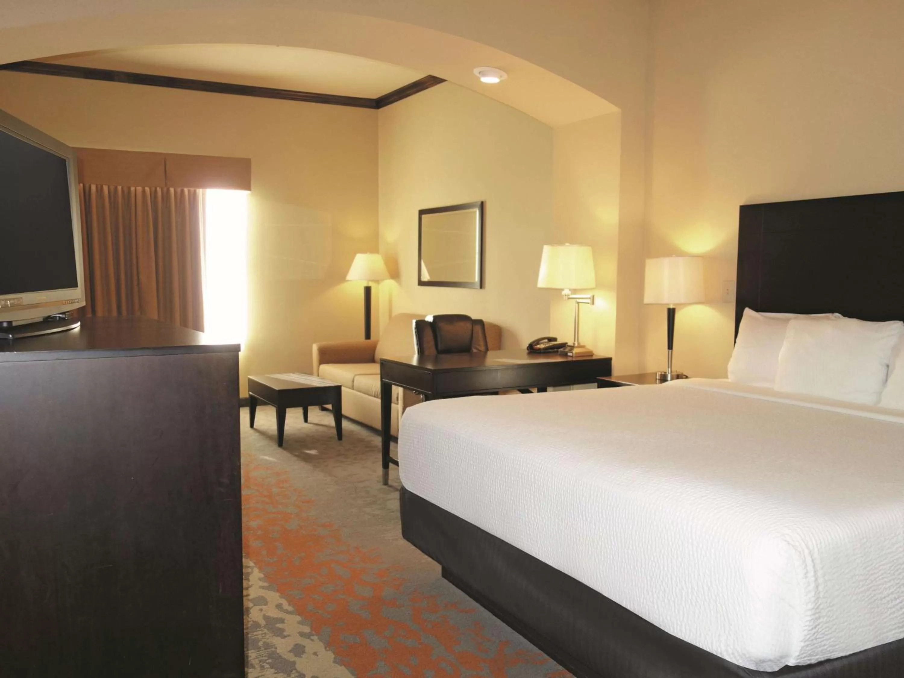 Photo of the whole room, Bed in La Quinta by Wyndham Eastland