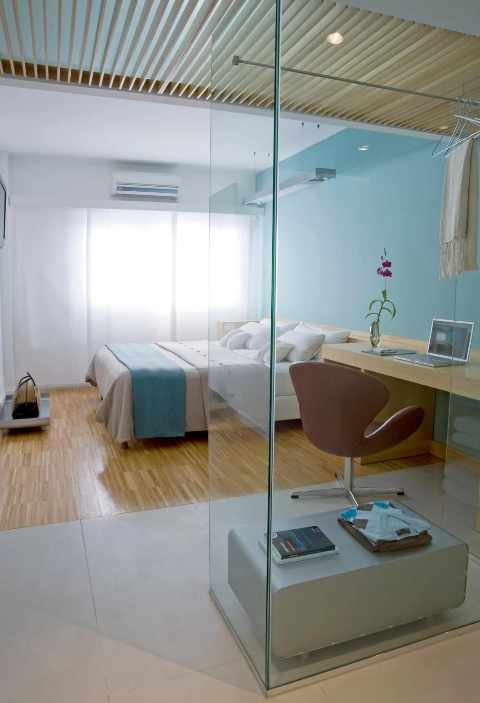 Bed, Bathroom in Rochester Hotel M