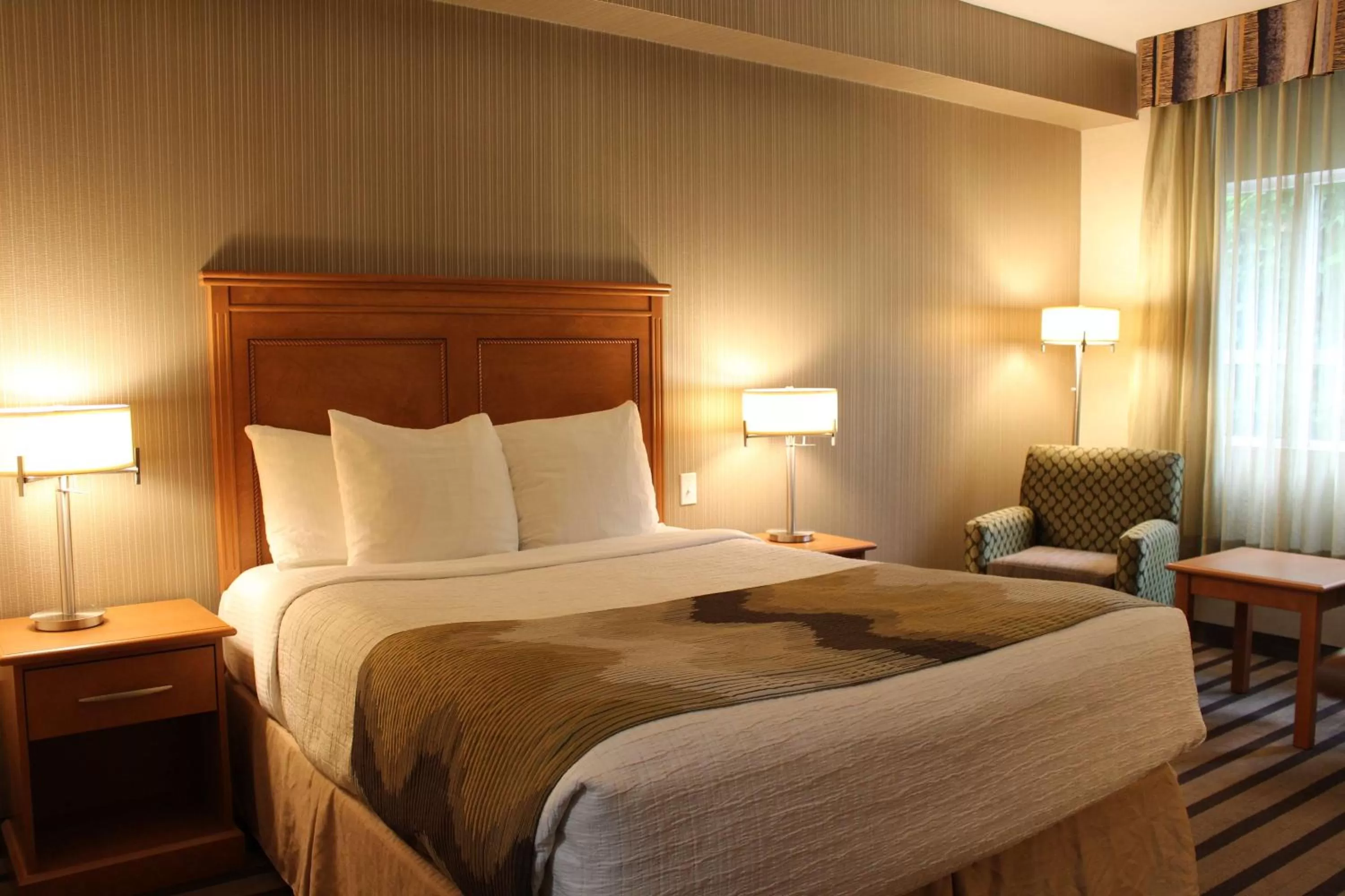 Queen Room - Disability Access in Best Western King George Inn & Suites